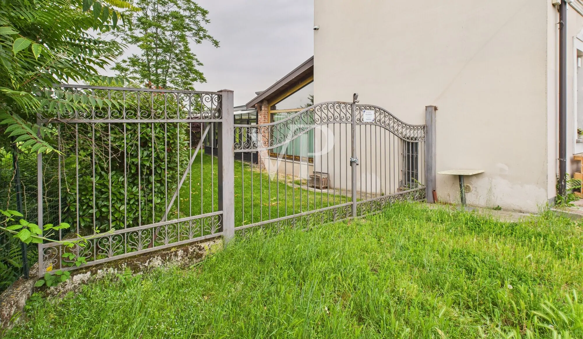 Geschäftsräume auf zwei Ebenen mit Garten und Parkplatz
