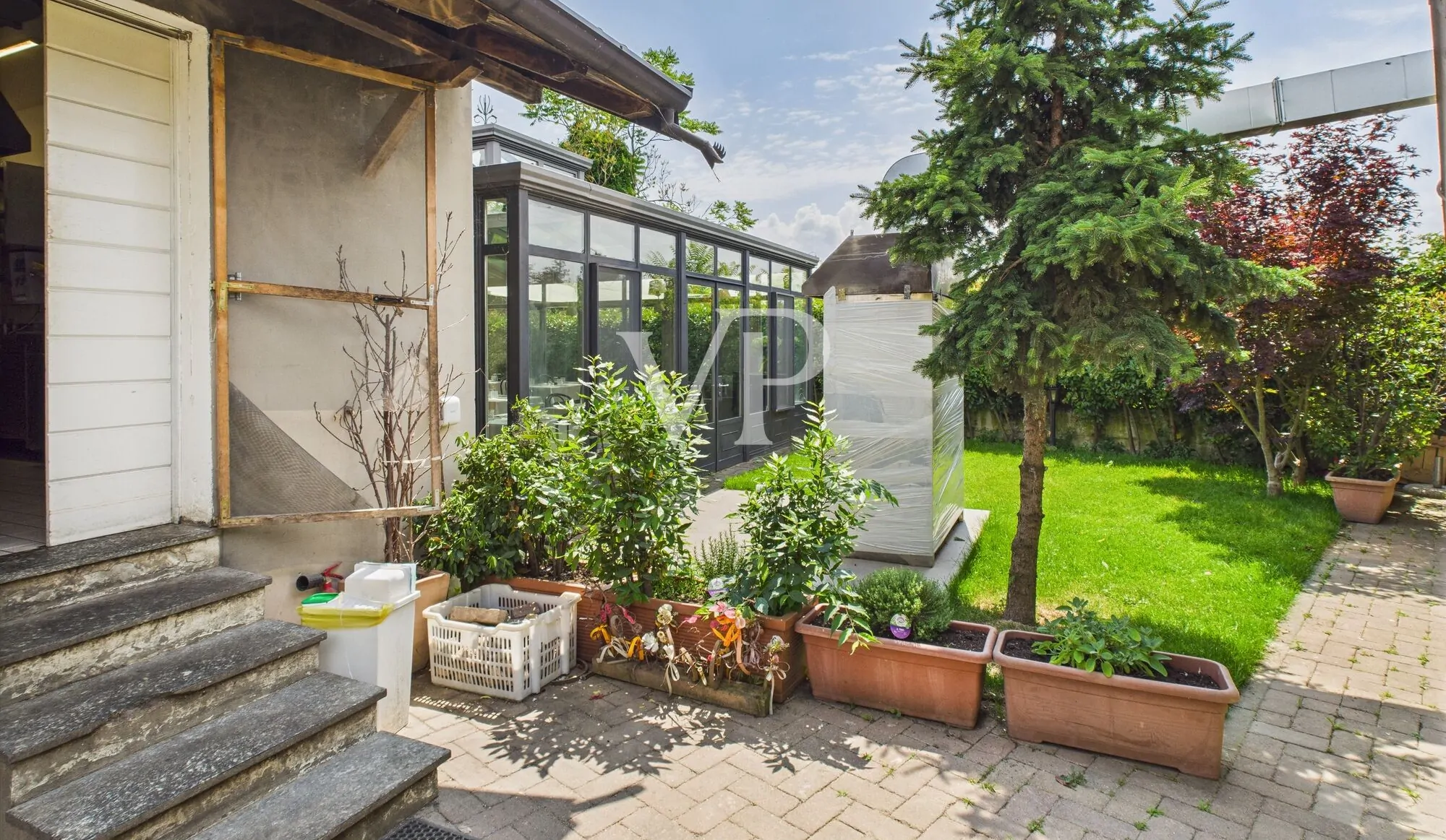 Geschäftsräume auf zwei Ebenen mit Garten und Parkplatz