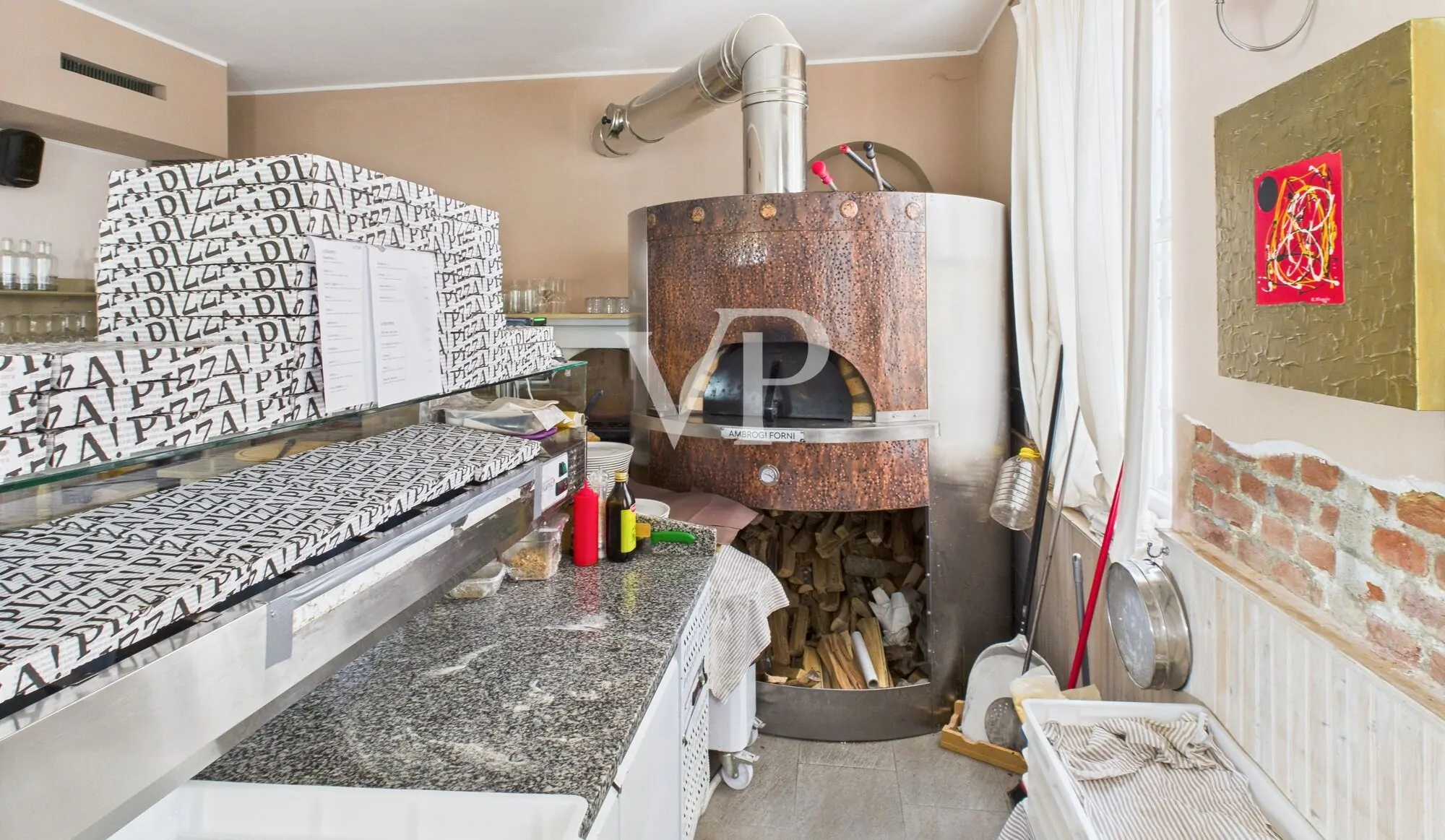 Geschäftsräume auf zwei Ebenen mit Garten und Parkplatz