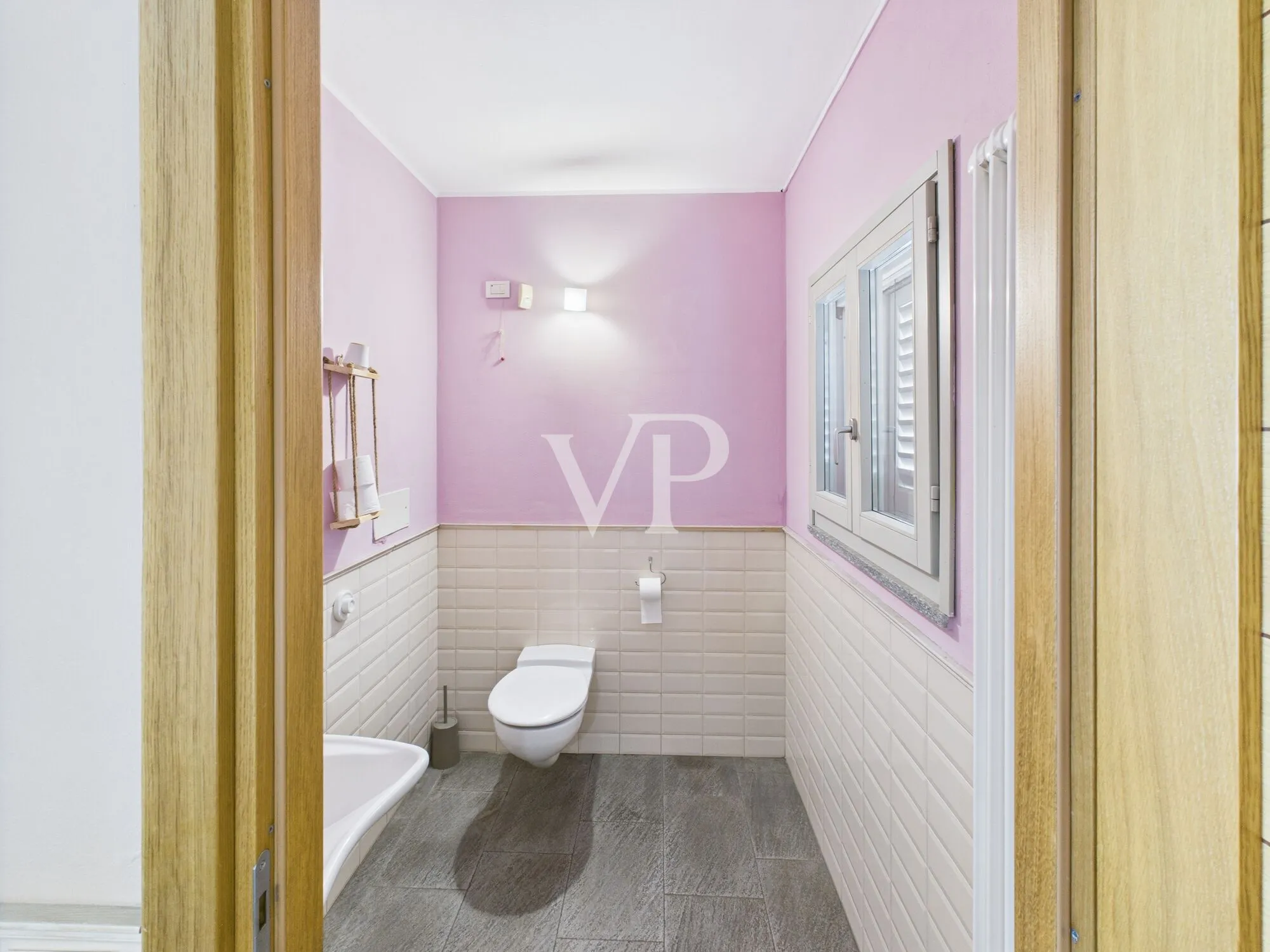 Commercial premises on two levels with garden and parking space