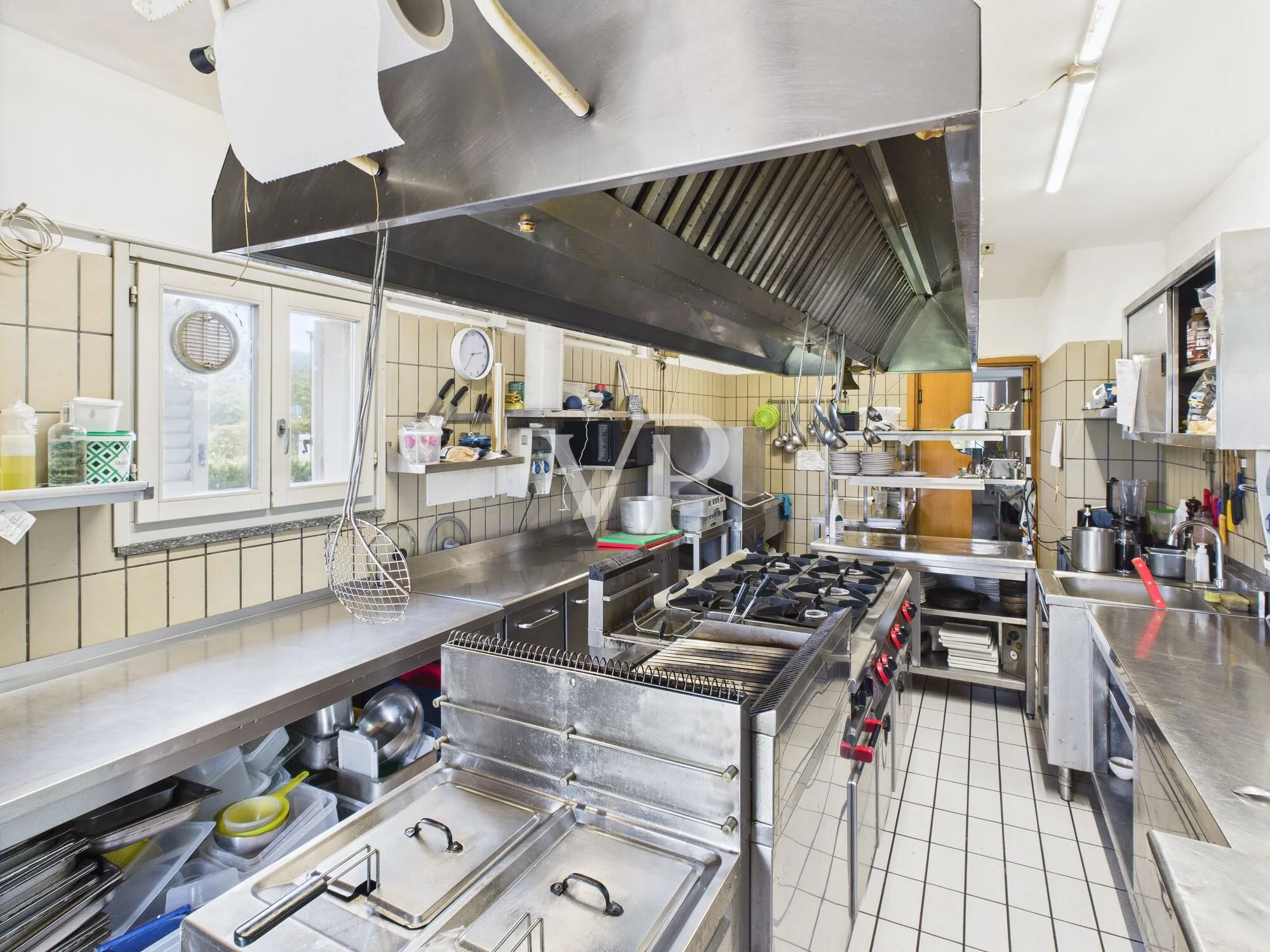 Commercial premises on two levels with garden and parking space