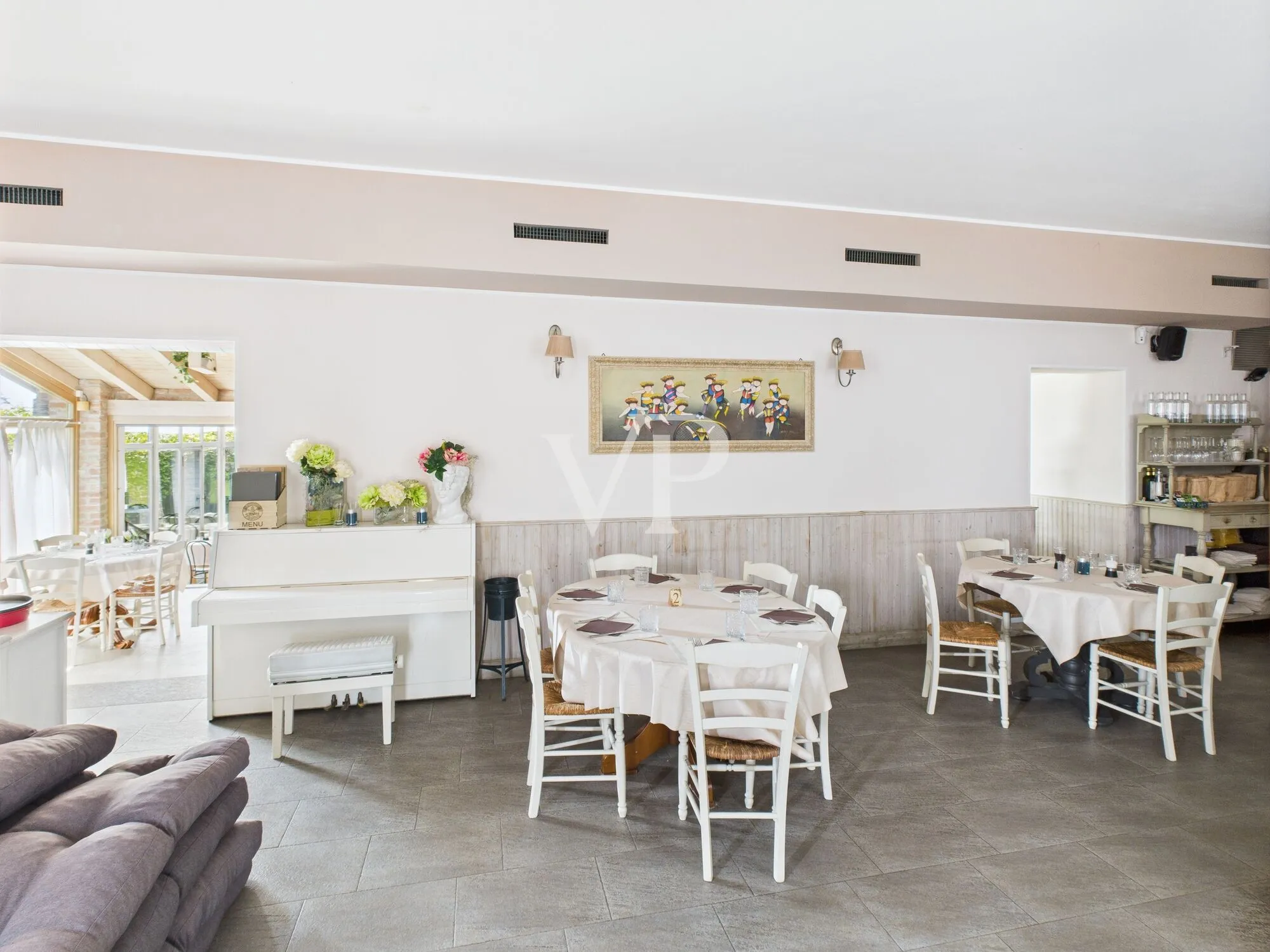 Commercial premises on two levels with garden and parking space