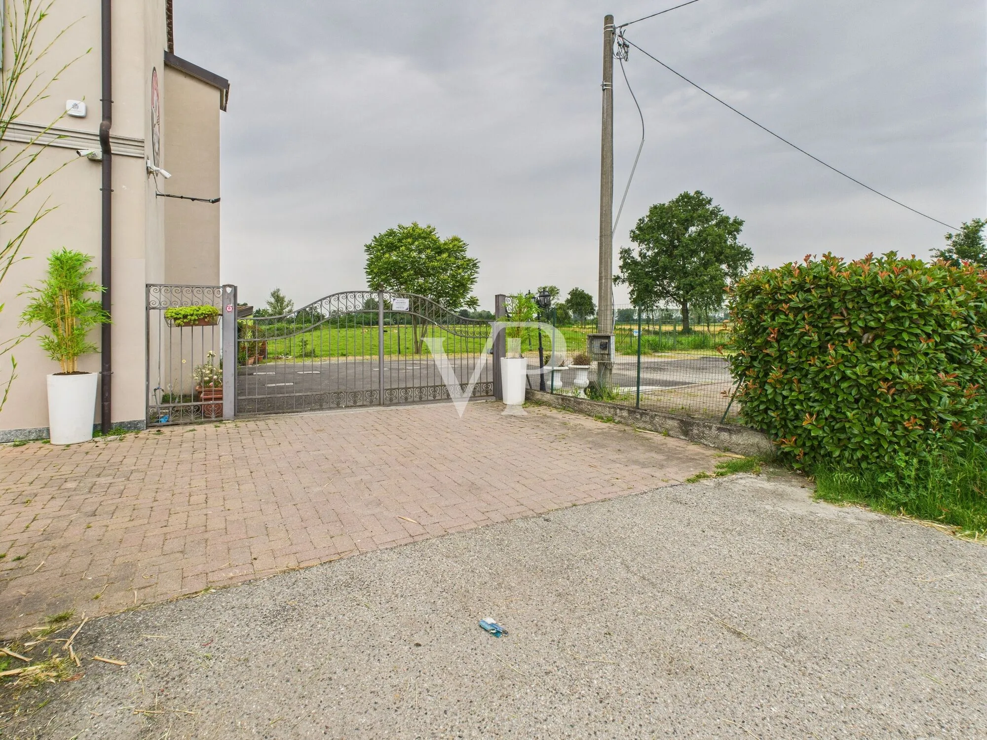 Commercial premises on two levels with garden and parking space