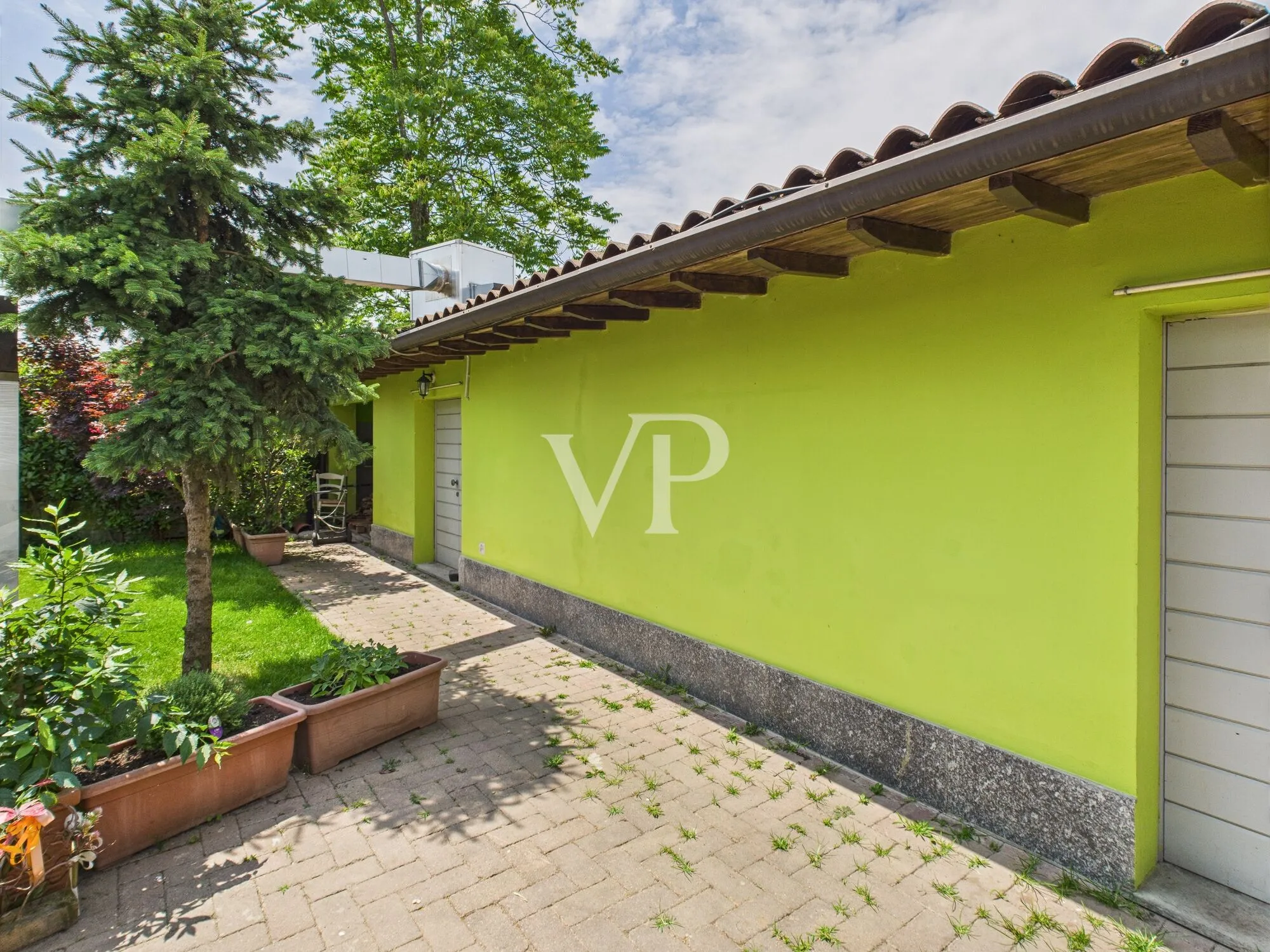 Commercial premises on two levels with garden and parking space