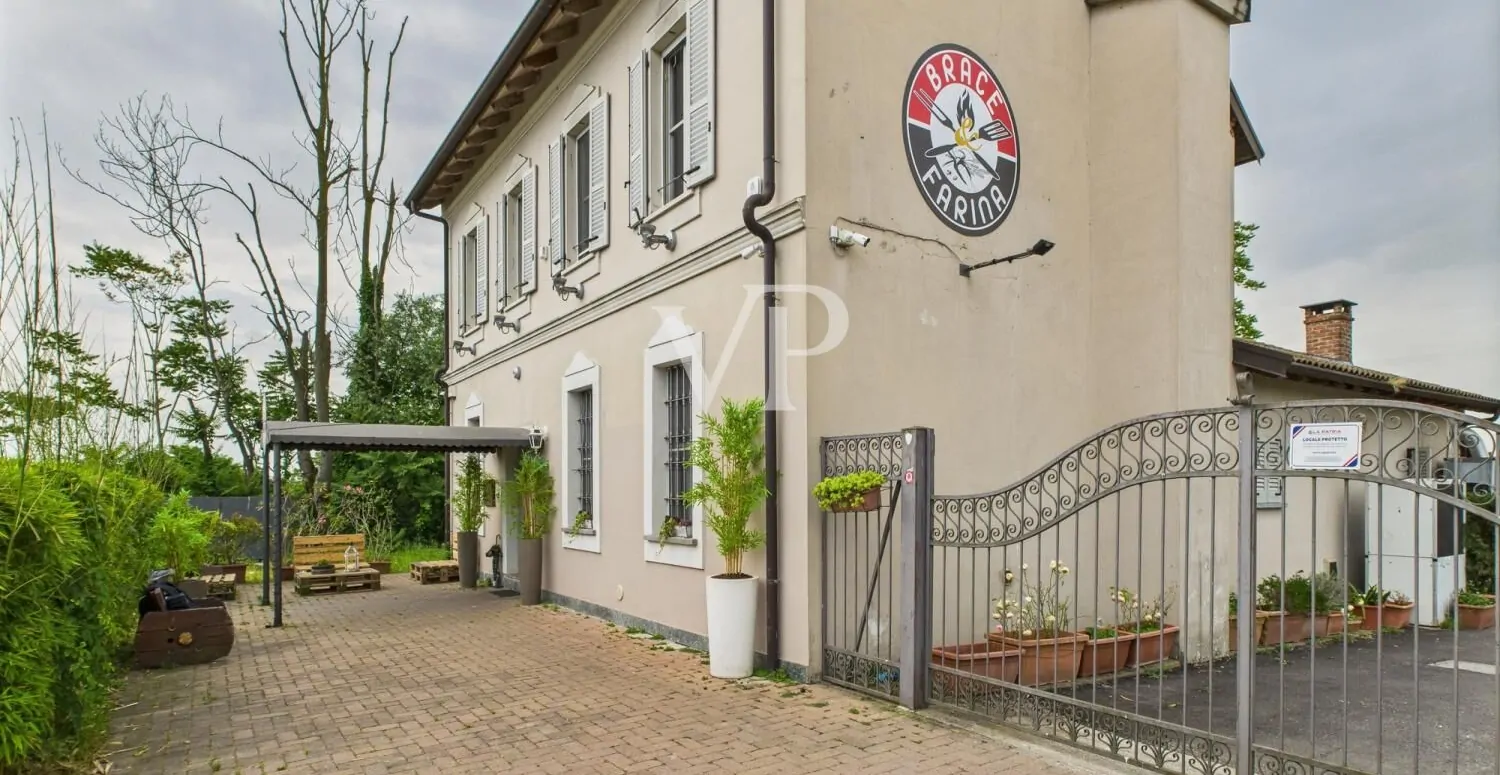 Geschäftsräume auf zwei Ebenen mit Garten und Parkplatz