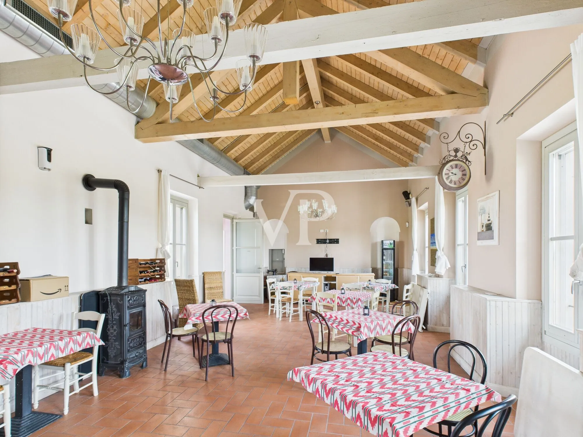 Commercial premises on two levels with garden and parking space