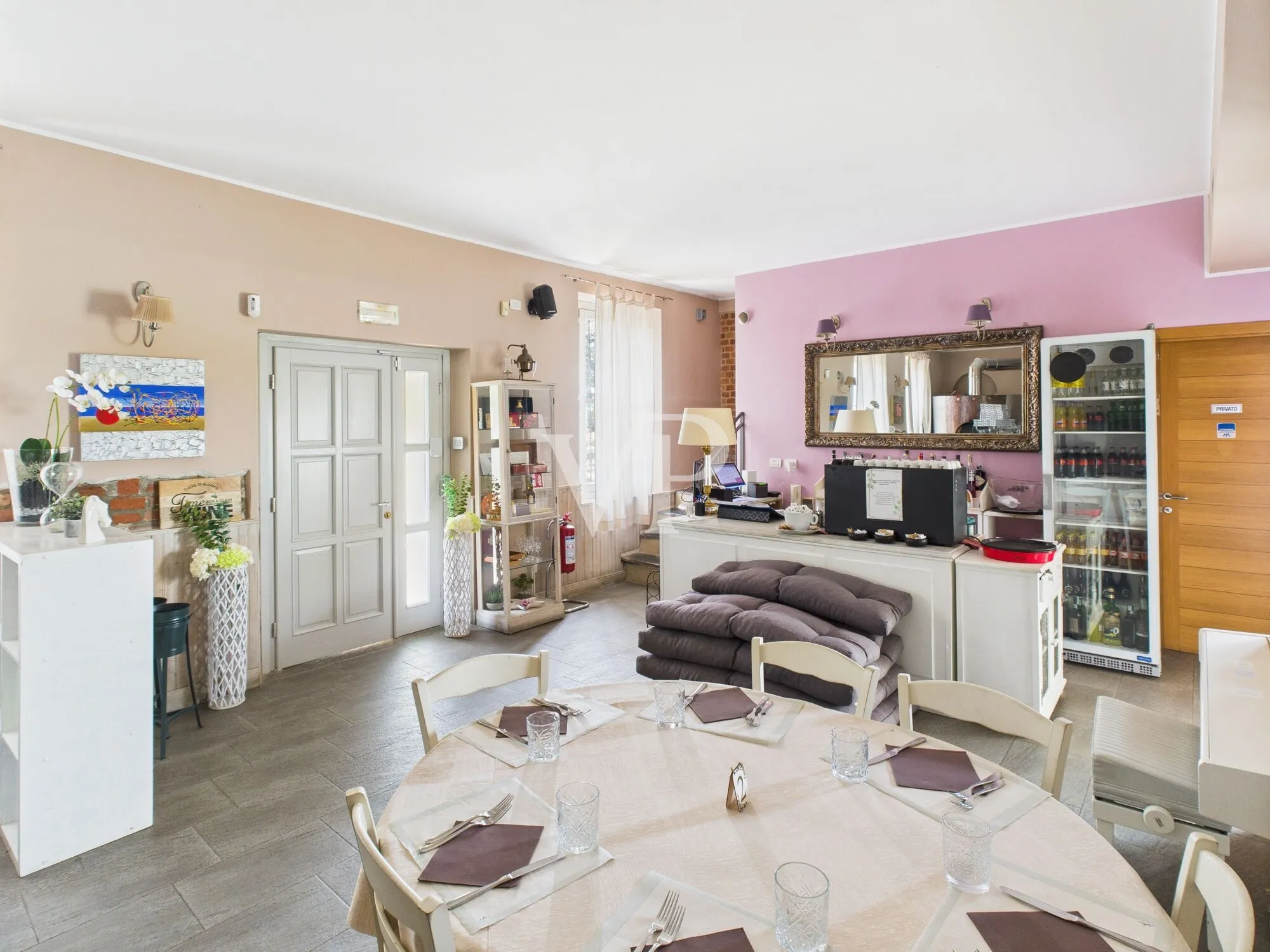 Commercial premises on two levels with garden and parking space