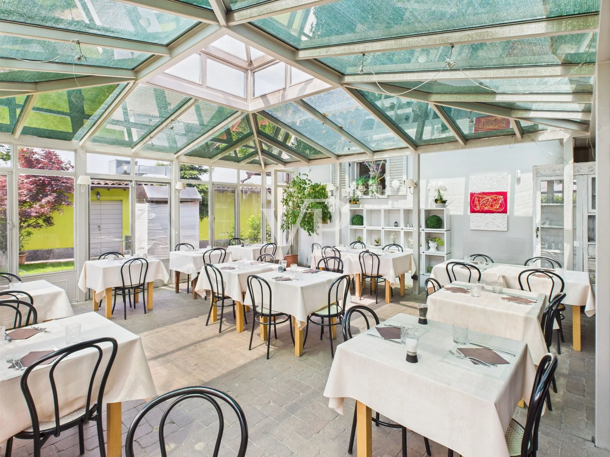 Commercial premises on two levels with garden and parking space