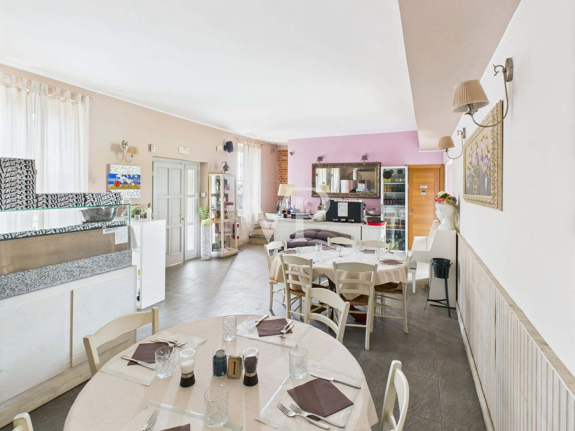 Commercial premises on two levels with garden and parking space