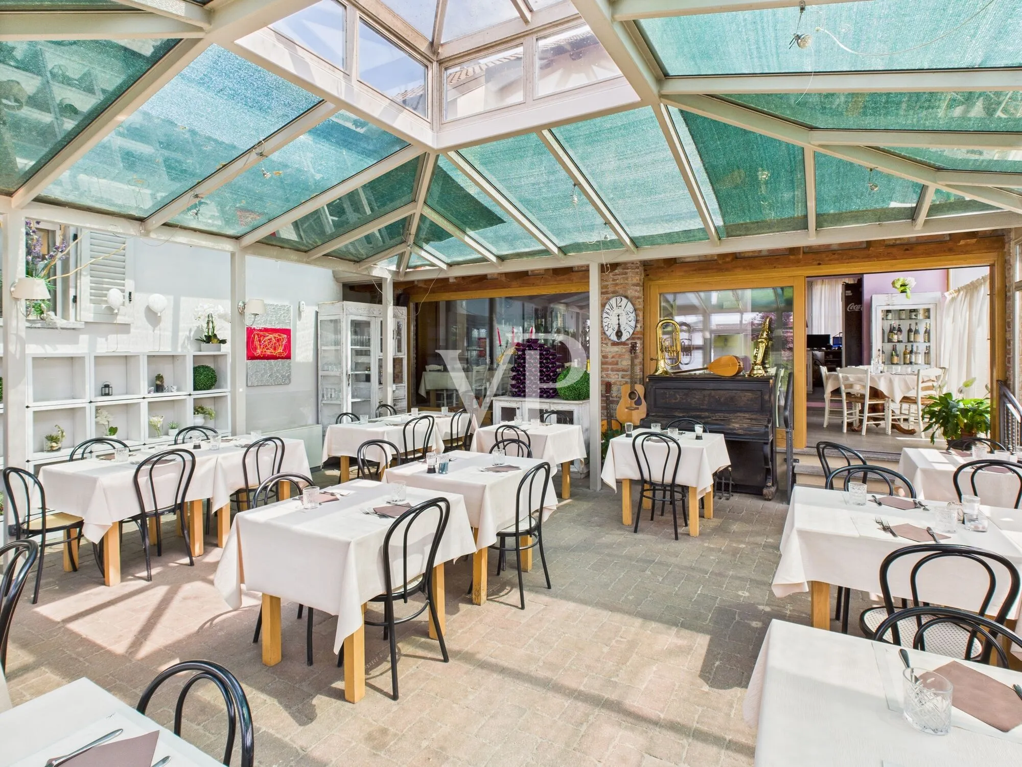 Commercial premises on two levels with garden and parking space