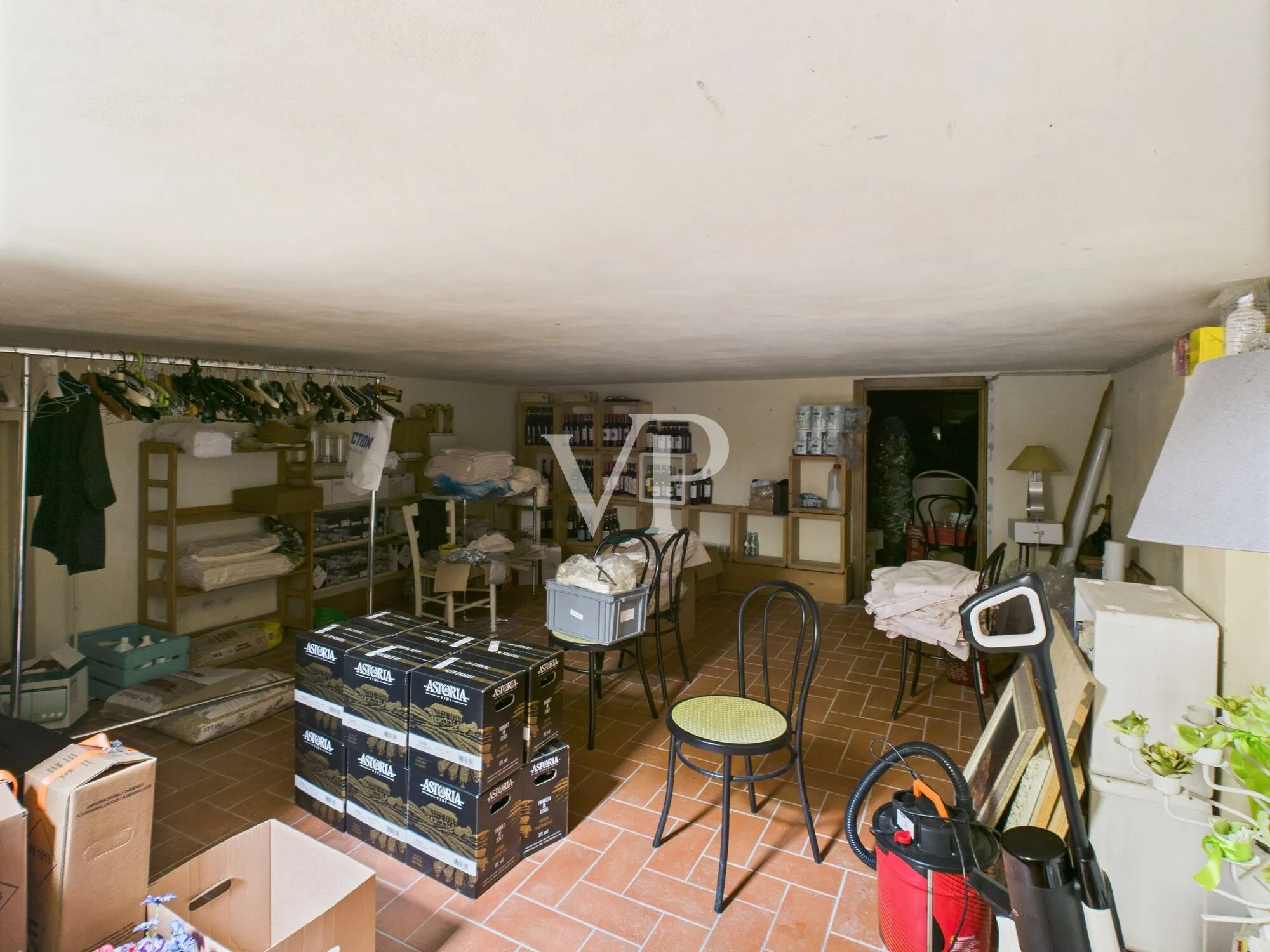 Commercial premises on two levels with garden and parking space