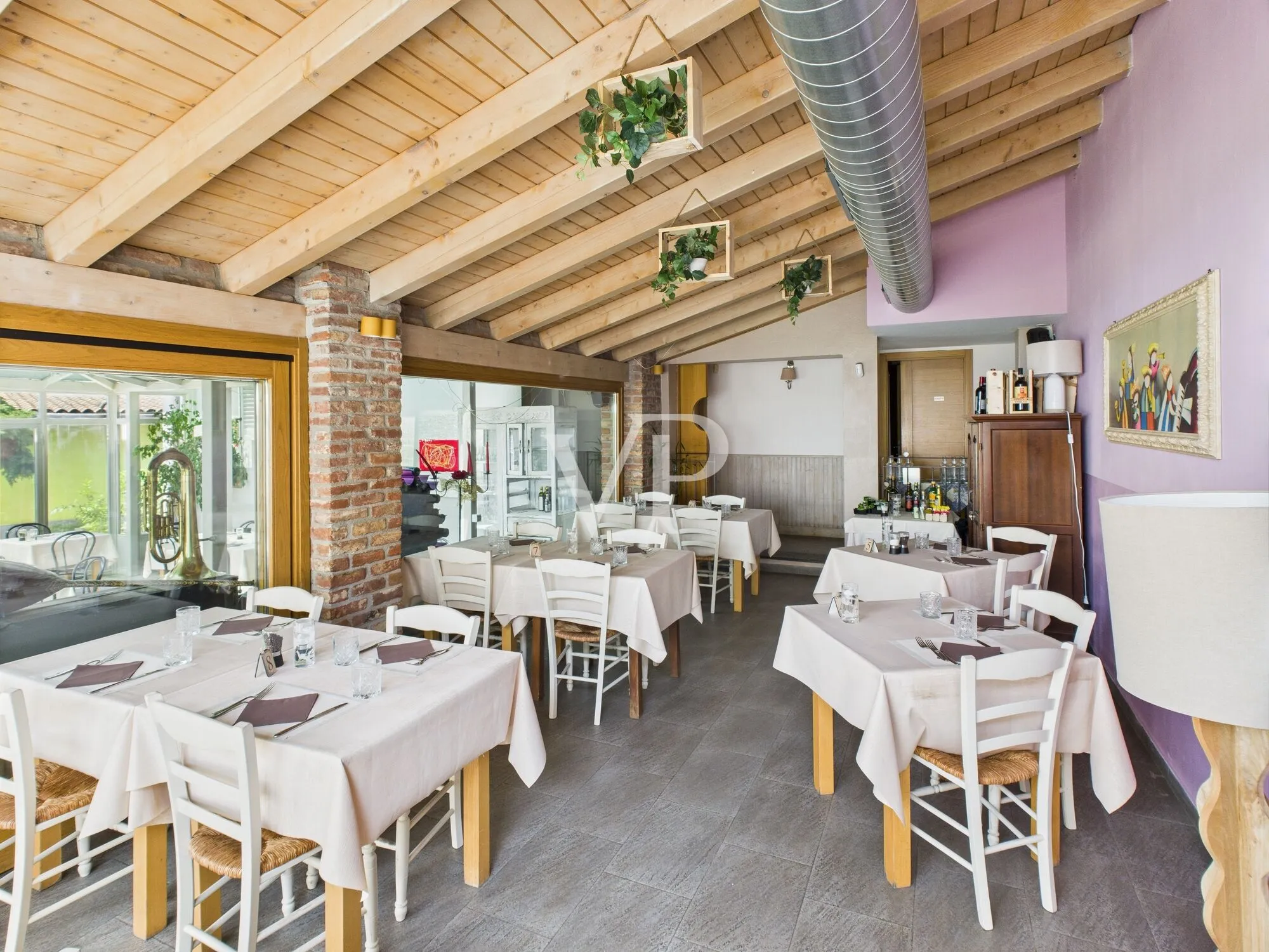 Commercial premises on two levels with garden and parking space