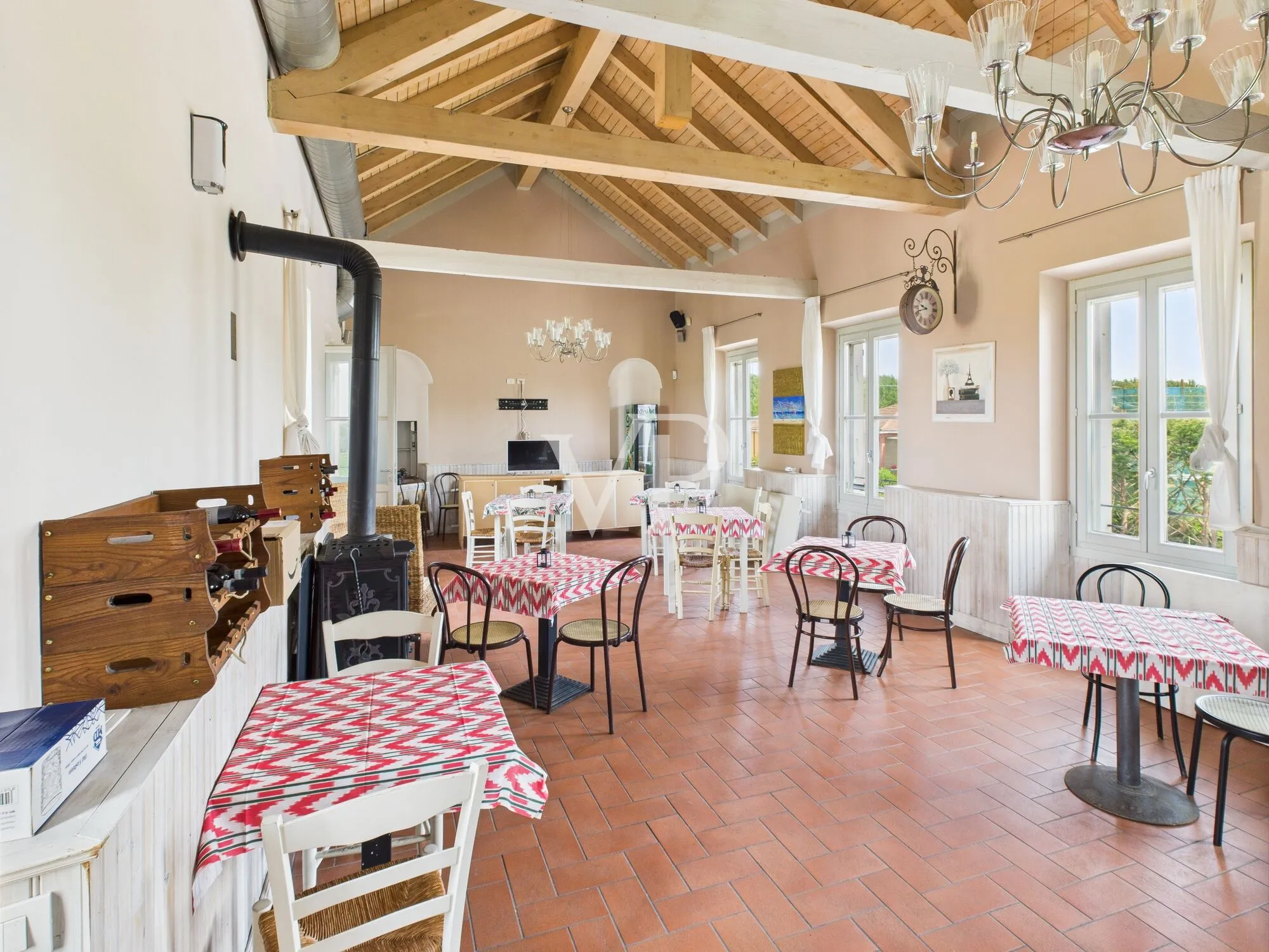 Commercial premises on two levels with garden and parking space