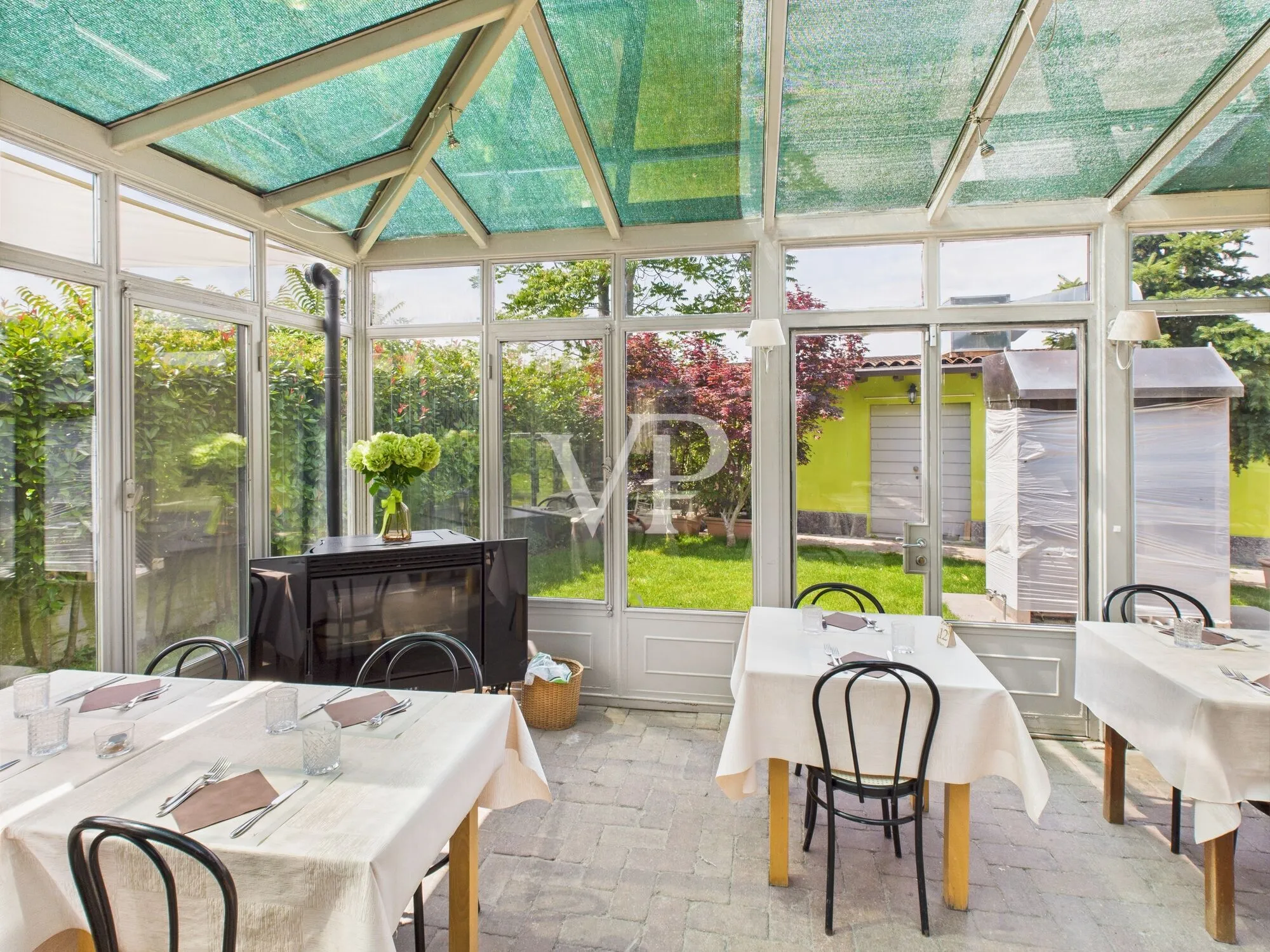 Commercial premises on two levels with garden and parking space