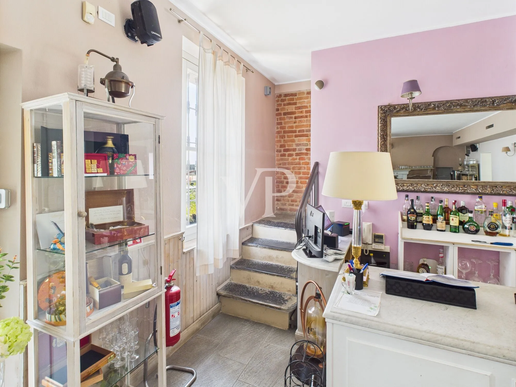 Commercial premises on two levels with garden and parking space