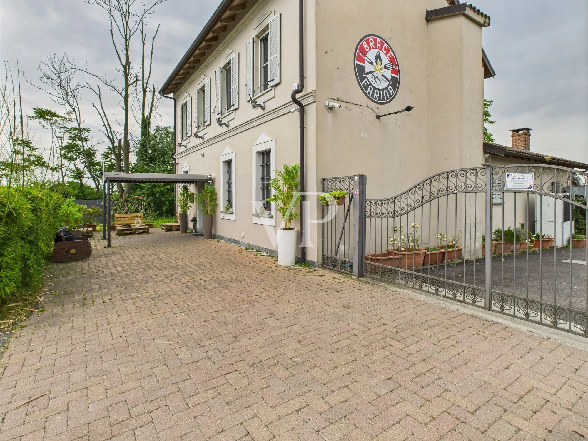 Commercial premises on two levels with garden and parking space