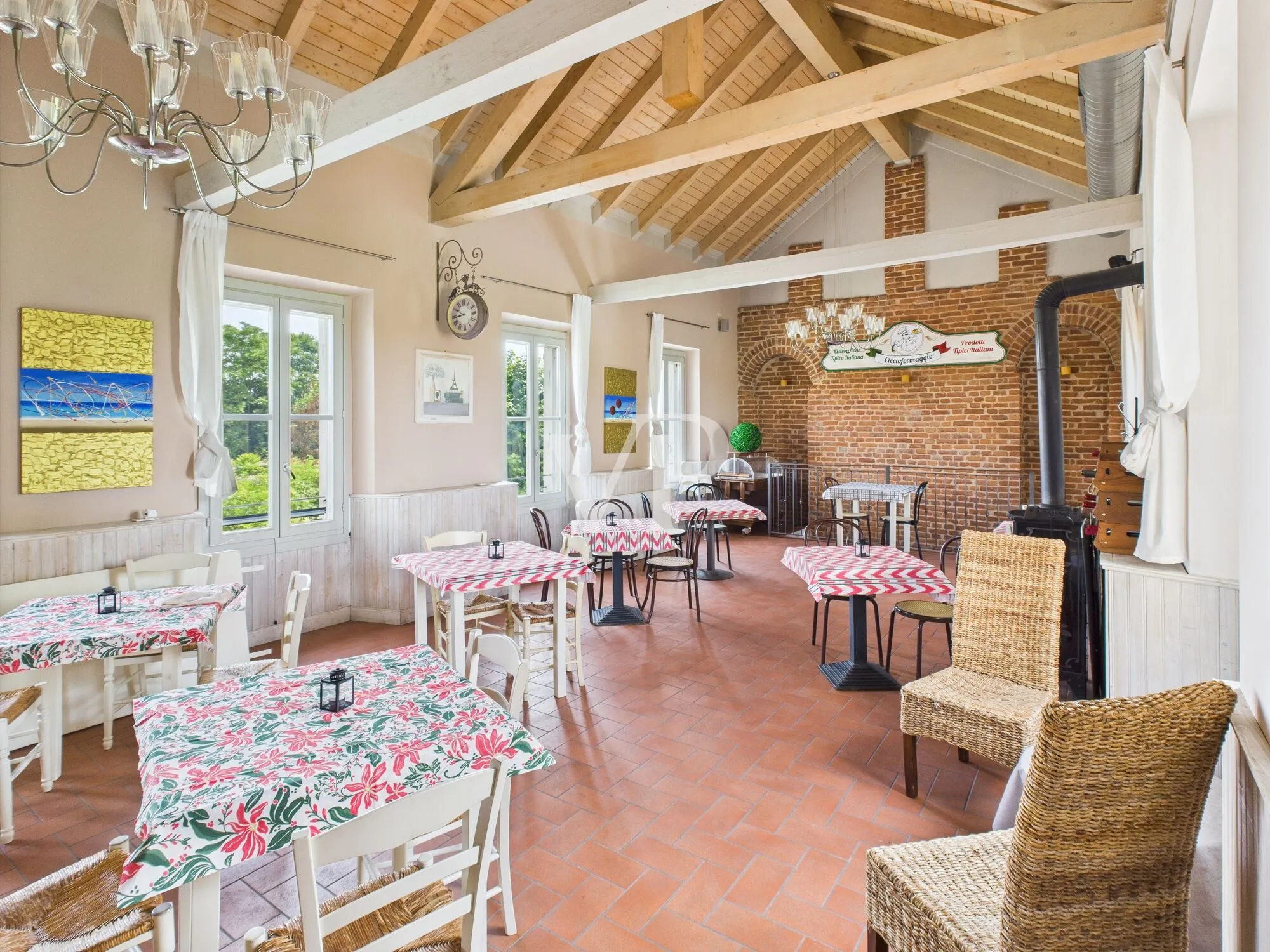 Commercial premises on two levels with garden and parking space