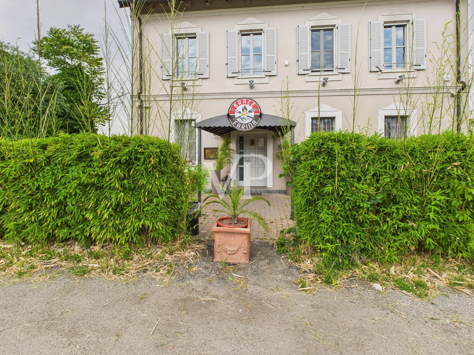 Commercial premises on two levels with garden and parking space