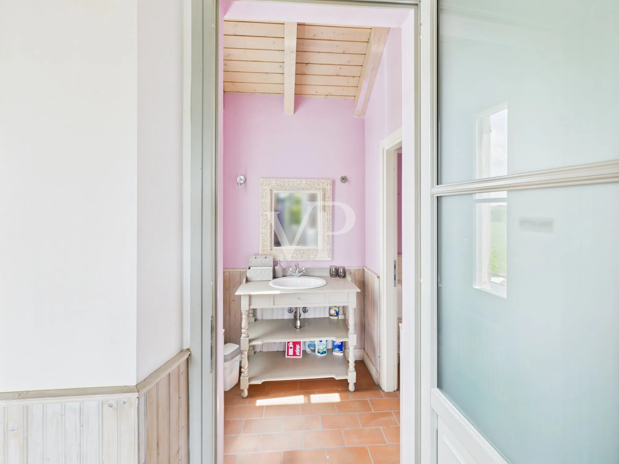 Commercial premises on two levels with garden and parking space