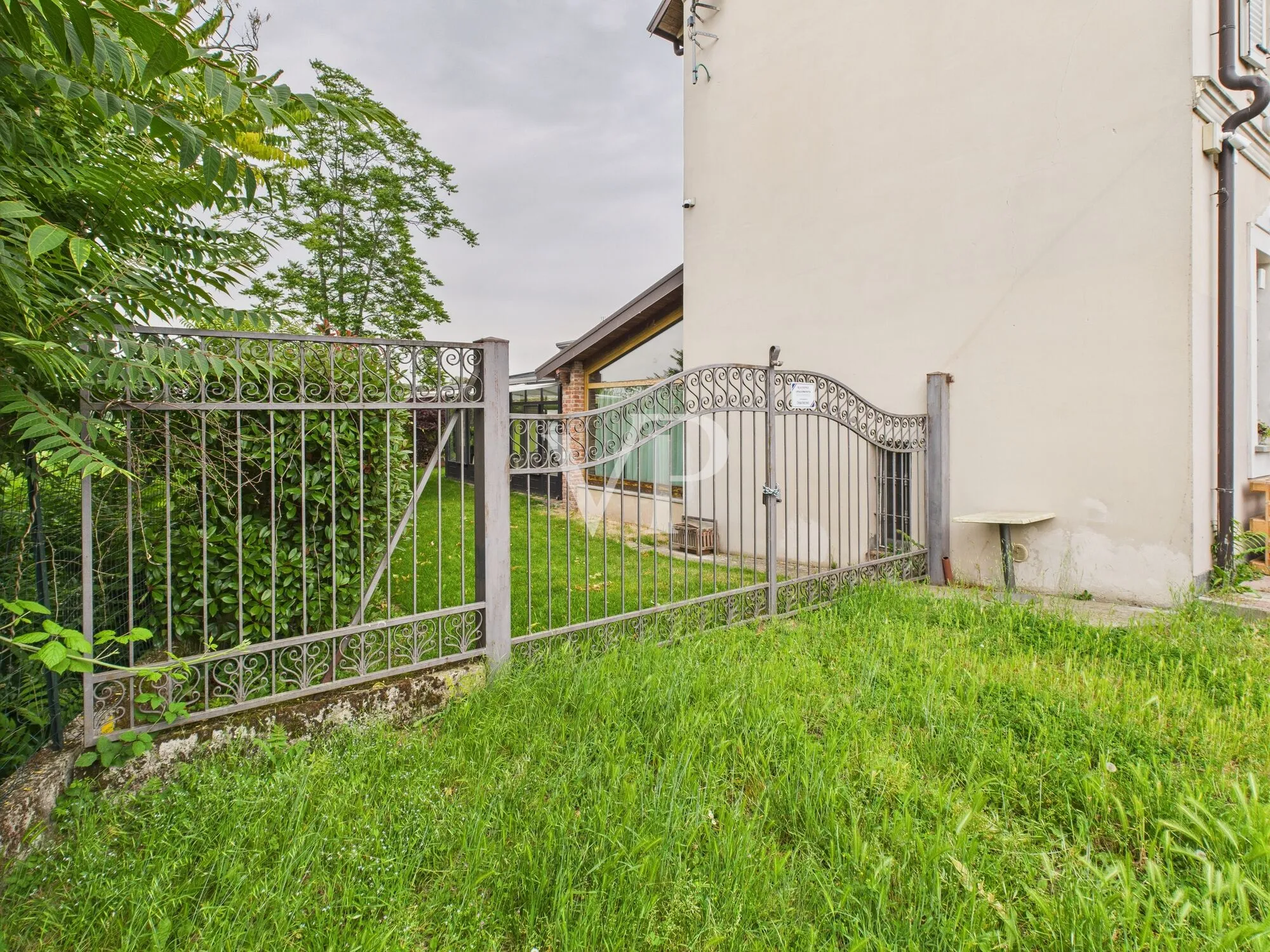 Commercial premises on two levels with garden and parking space