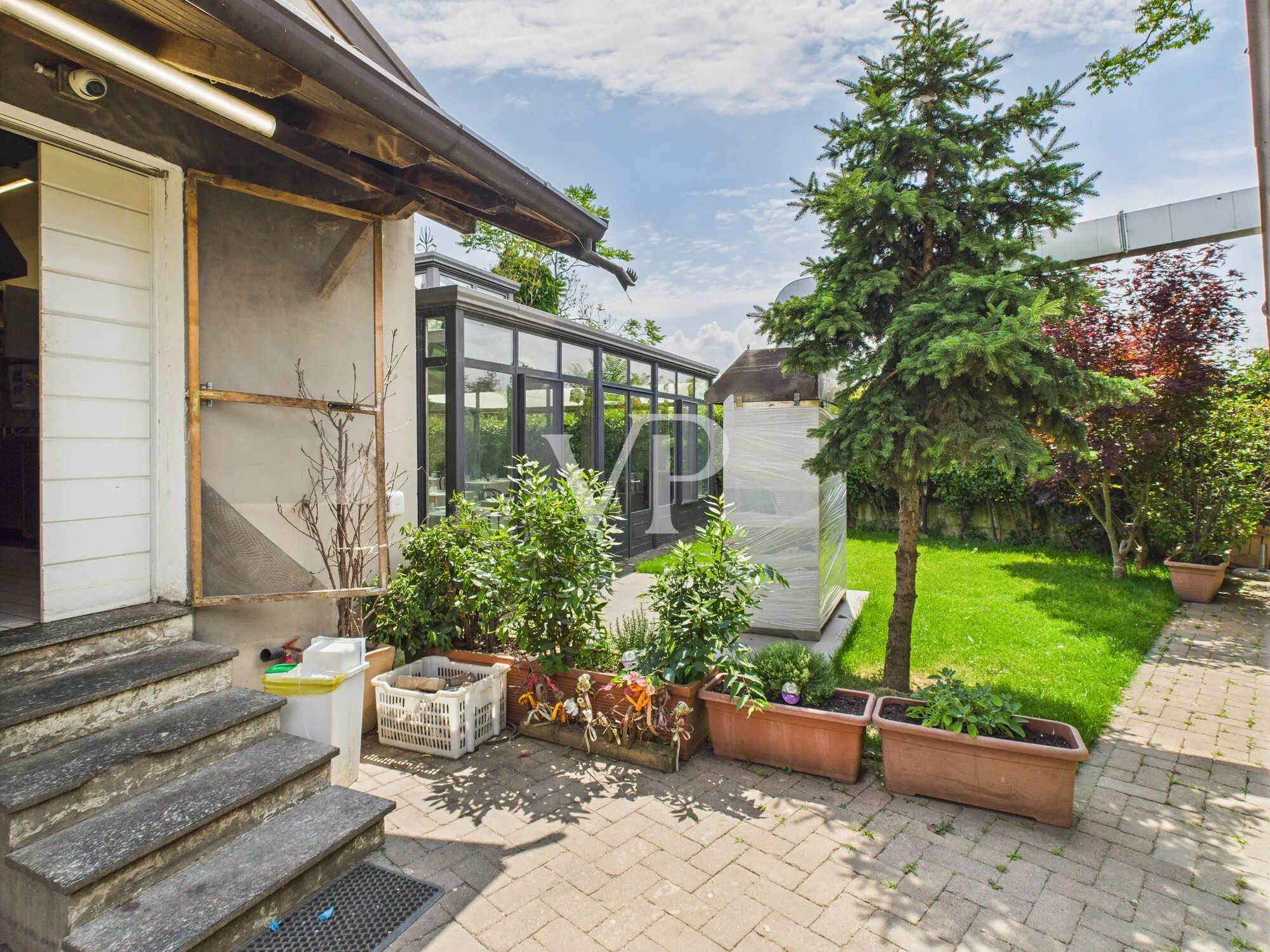 Commercial premises on two levels with garden and parking space