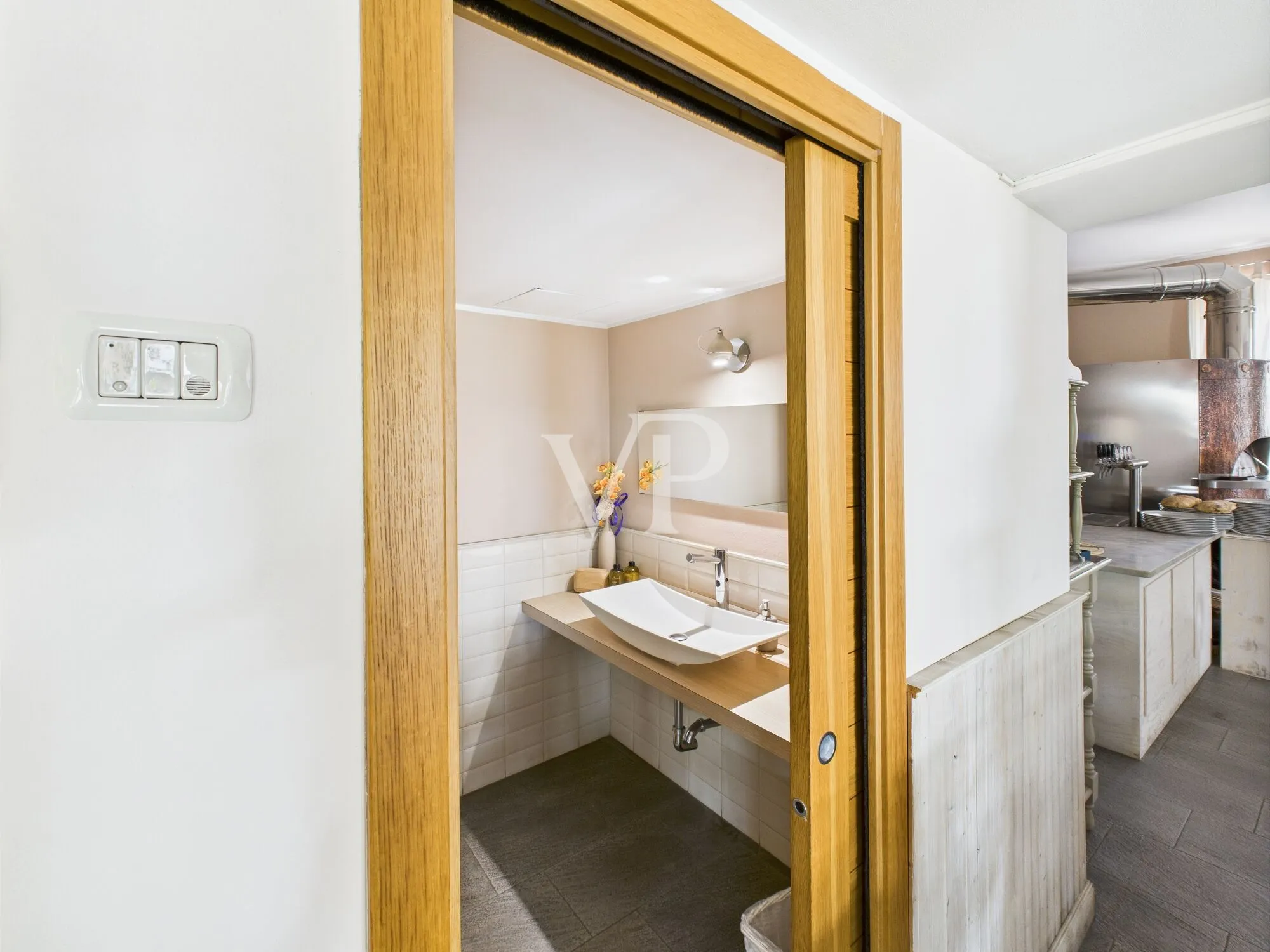 Commercial premises on two levels with garden and parking space