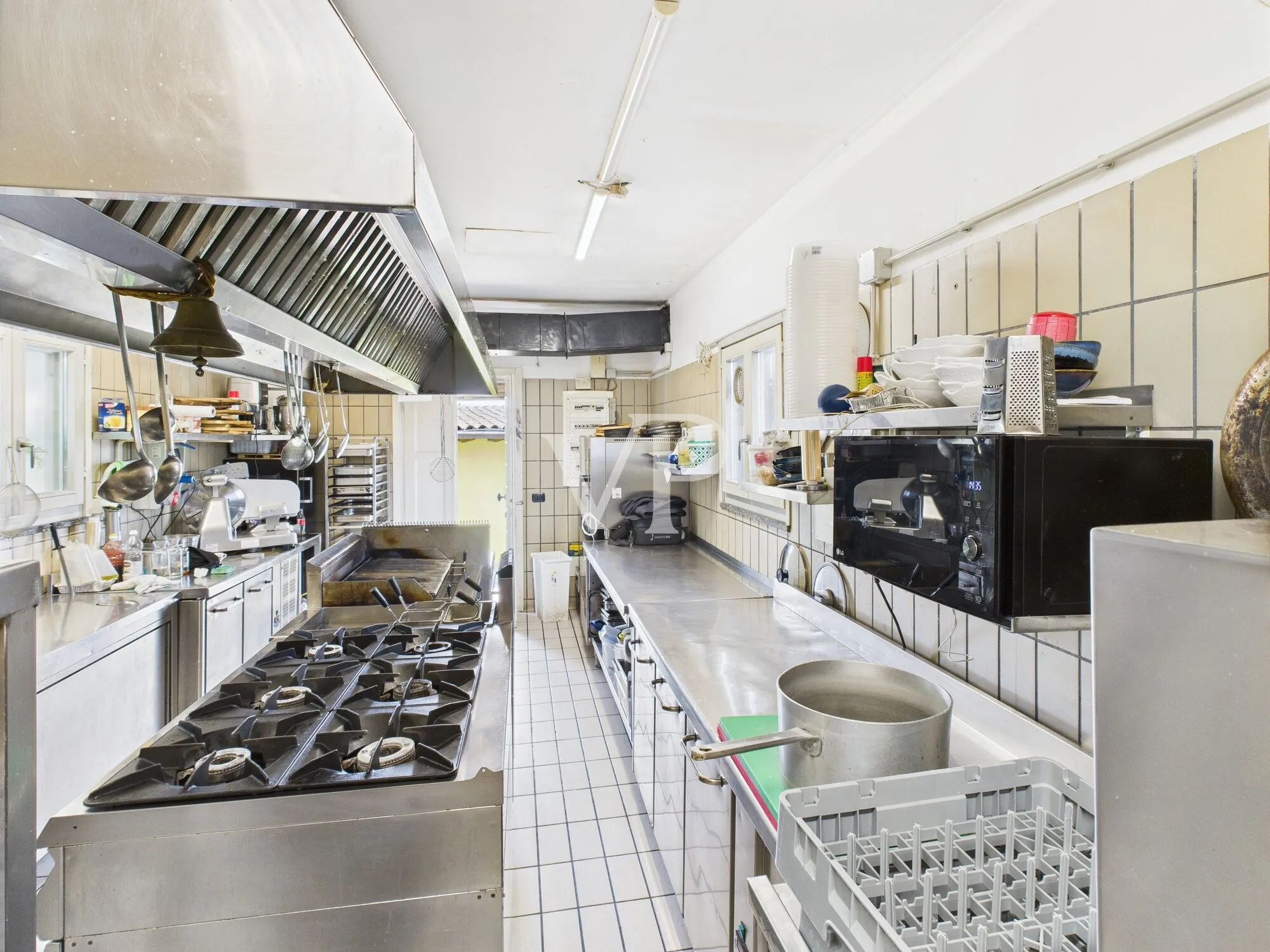 Commercial premises on two levels with garden and parking space