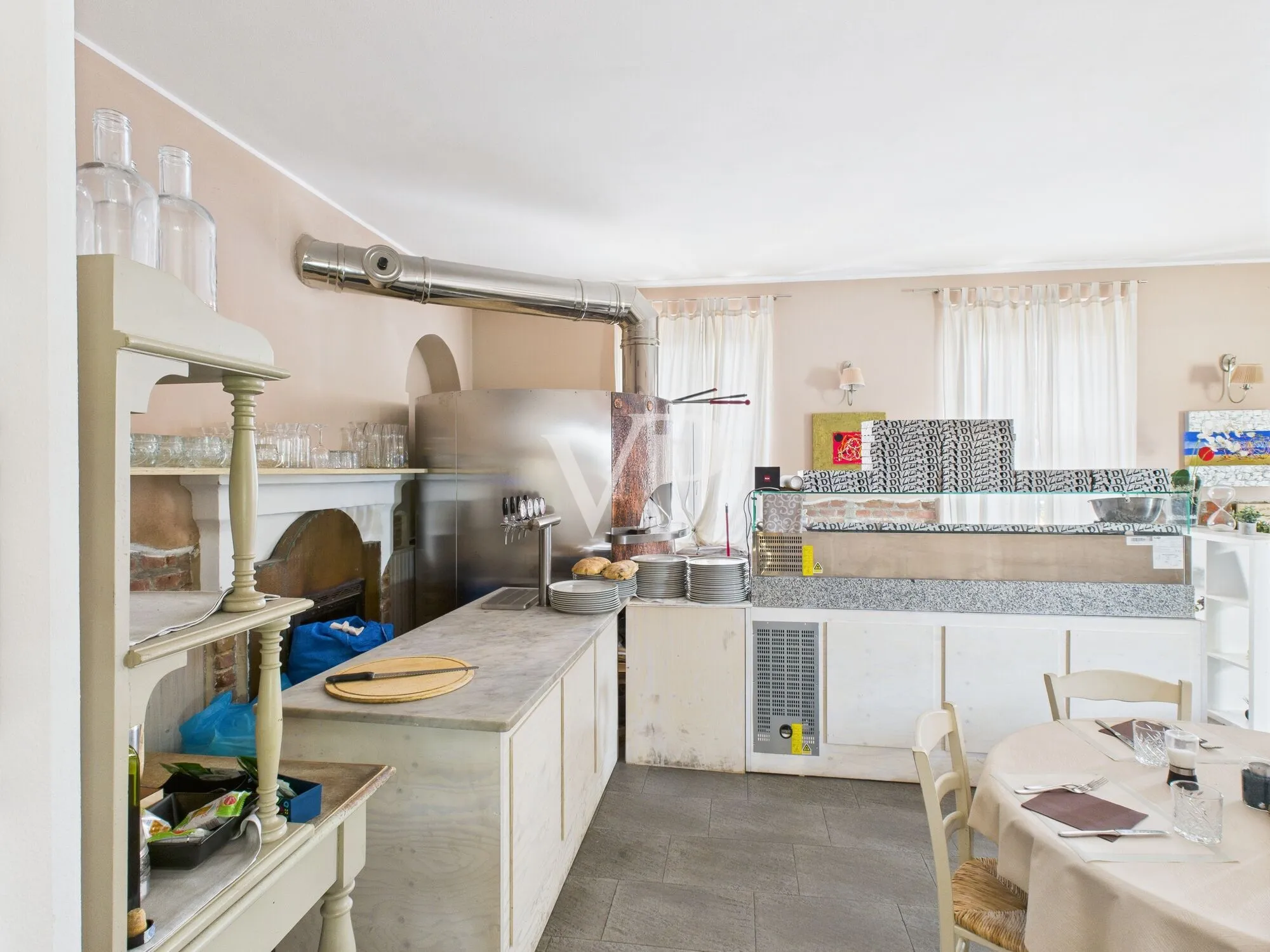 Commercial premises on two levels with garden and parking space