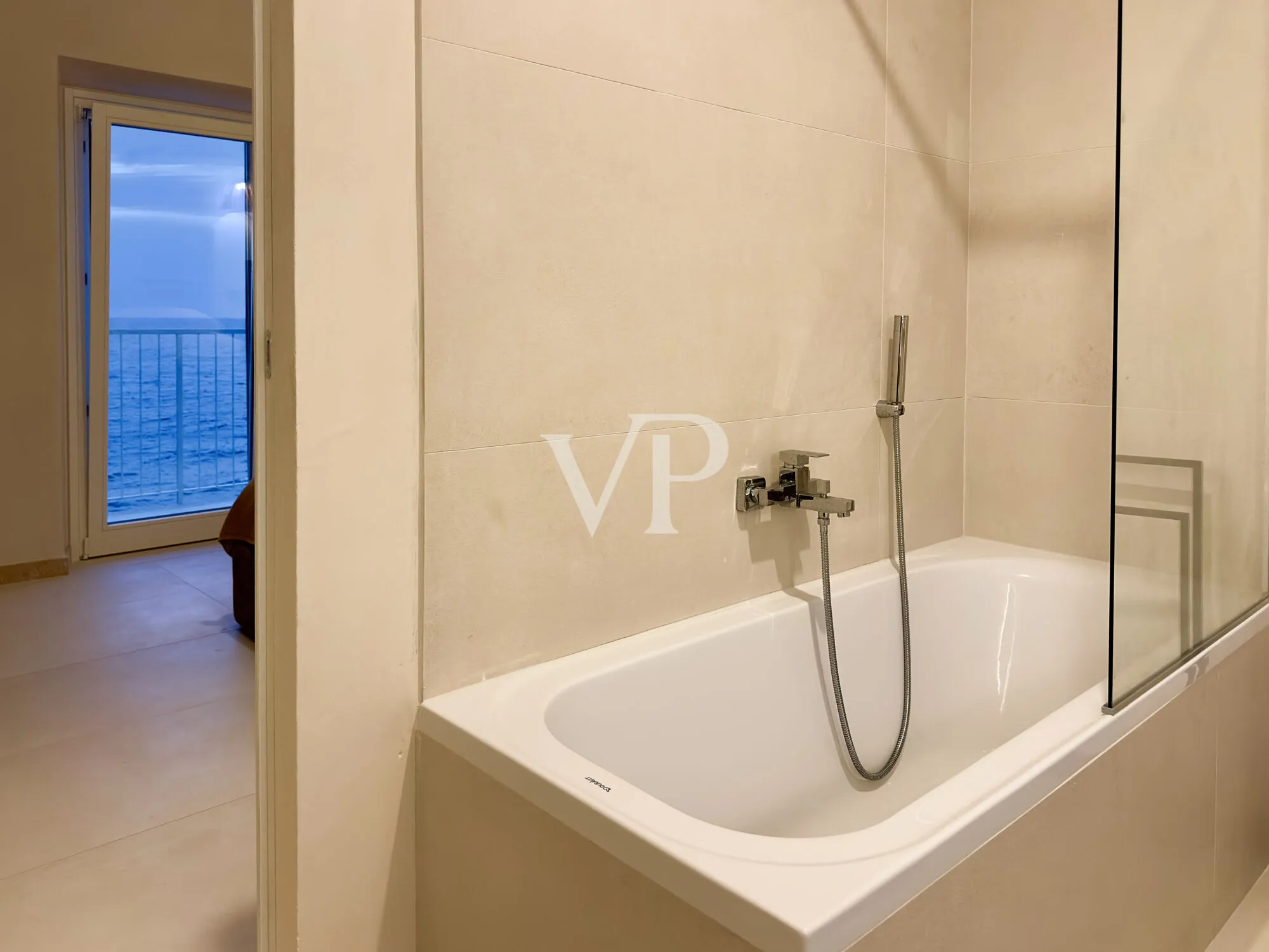 Harmony, light and the sea: the beauty of feeling at home