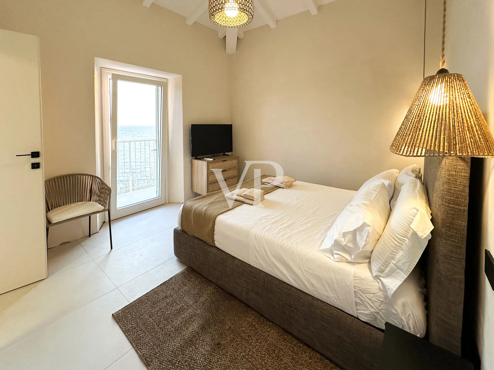 Harmony, light and the sea: the beauty of feeling at home