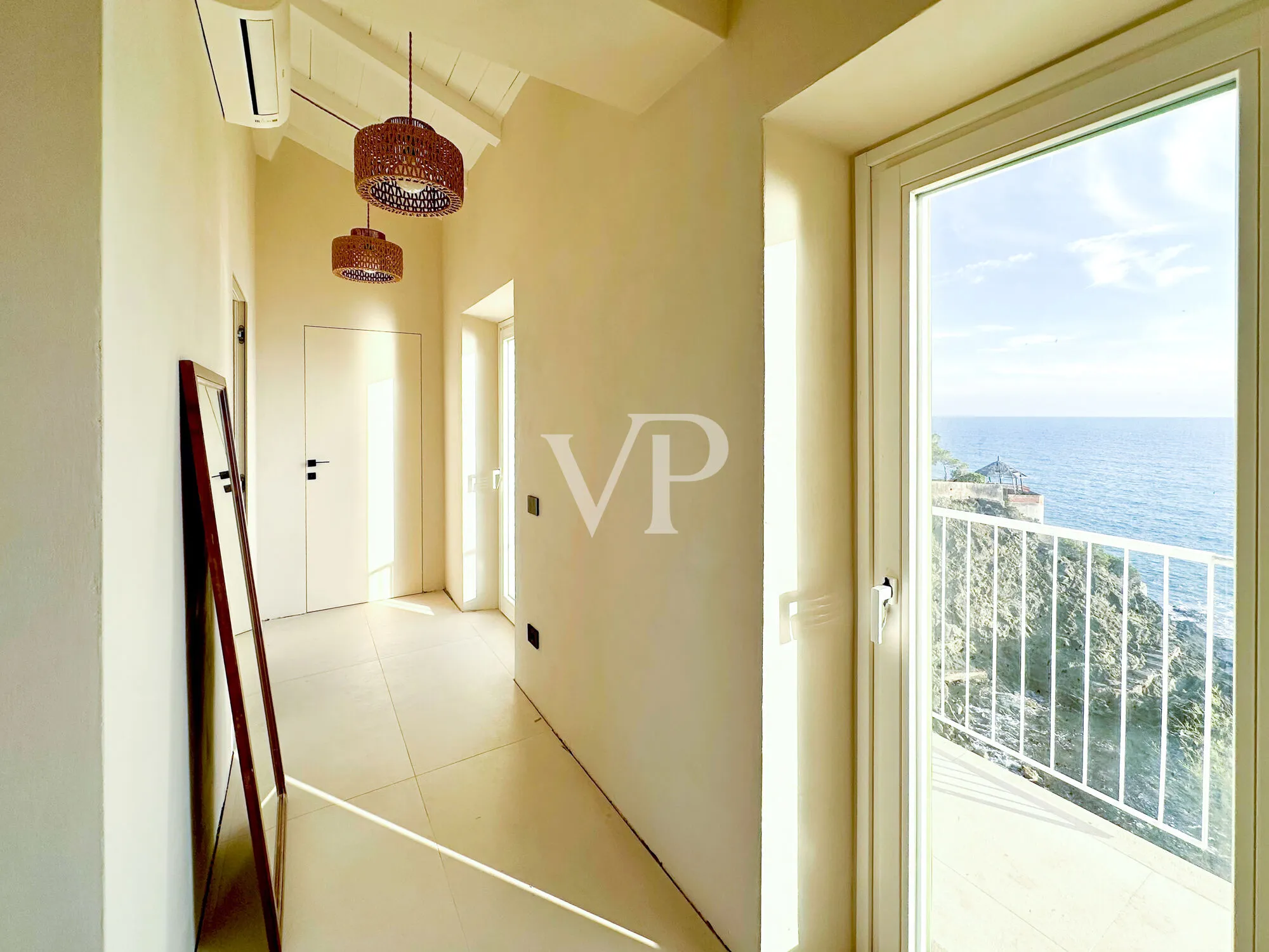 Harmony, light and the sea: the beauty of feeling at home