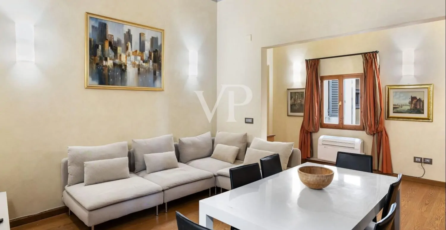 Wonderful apartment located in the prestigious setting of Piazza dei Mozzi in San Niccolò