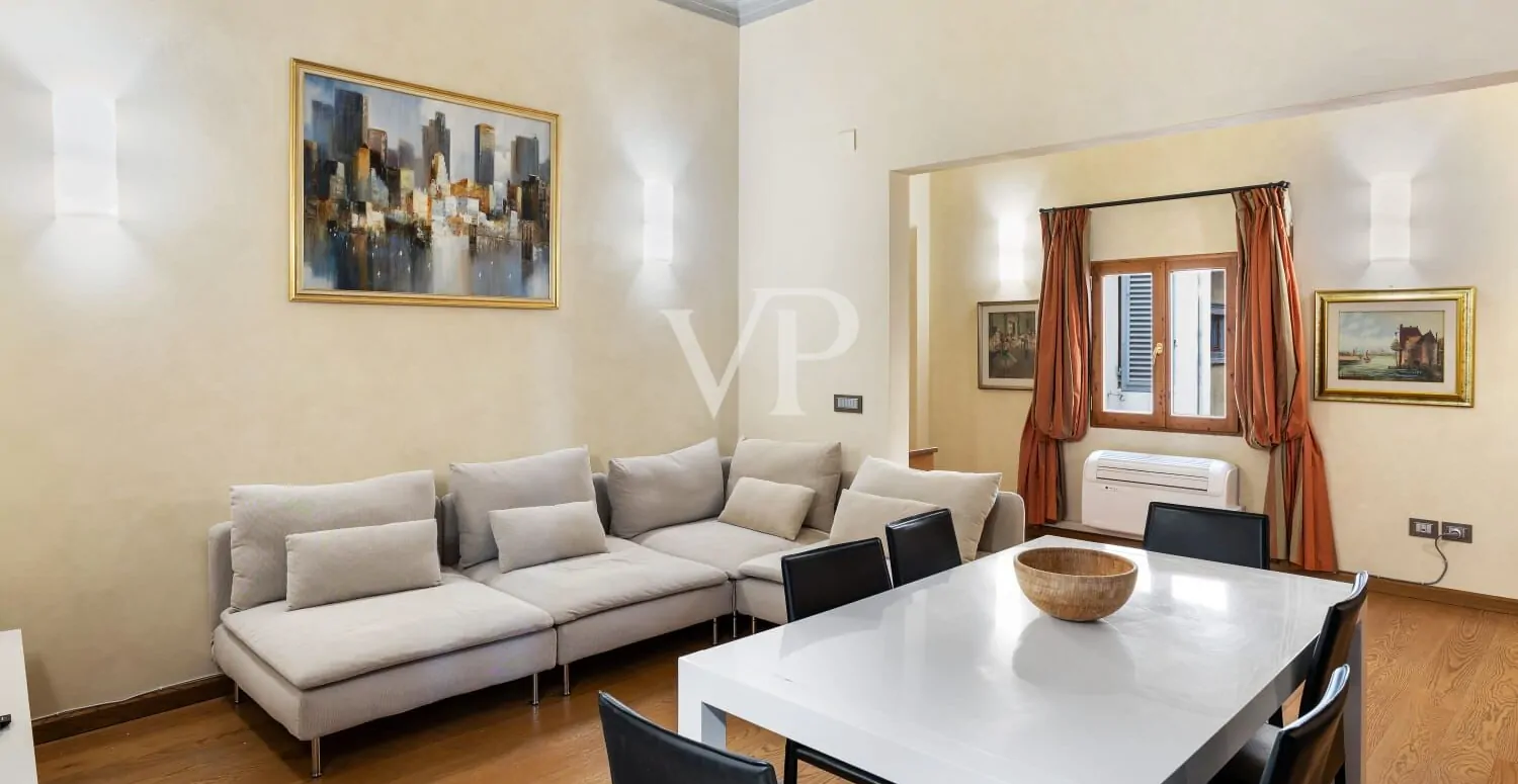 Wonderful apartment located in the prestigious setting of Piazza dei Mozzi in San Niccolò