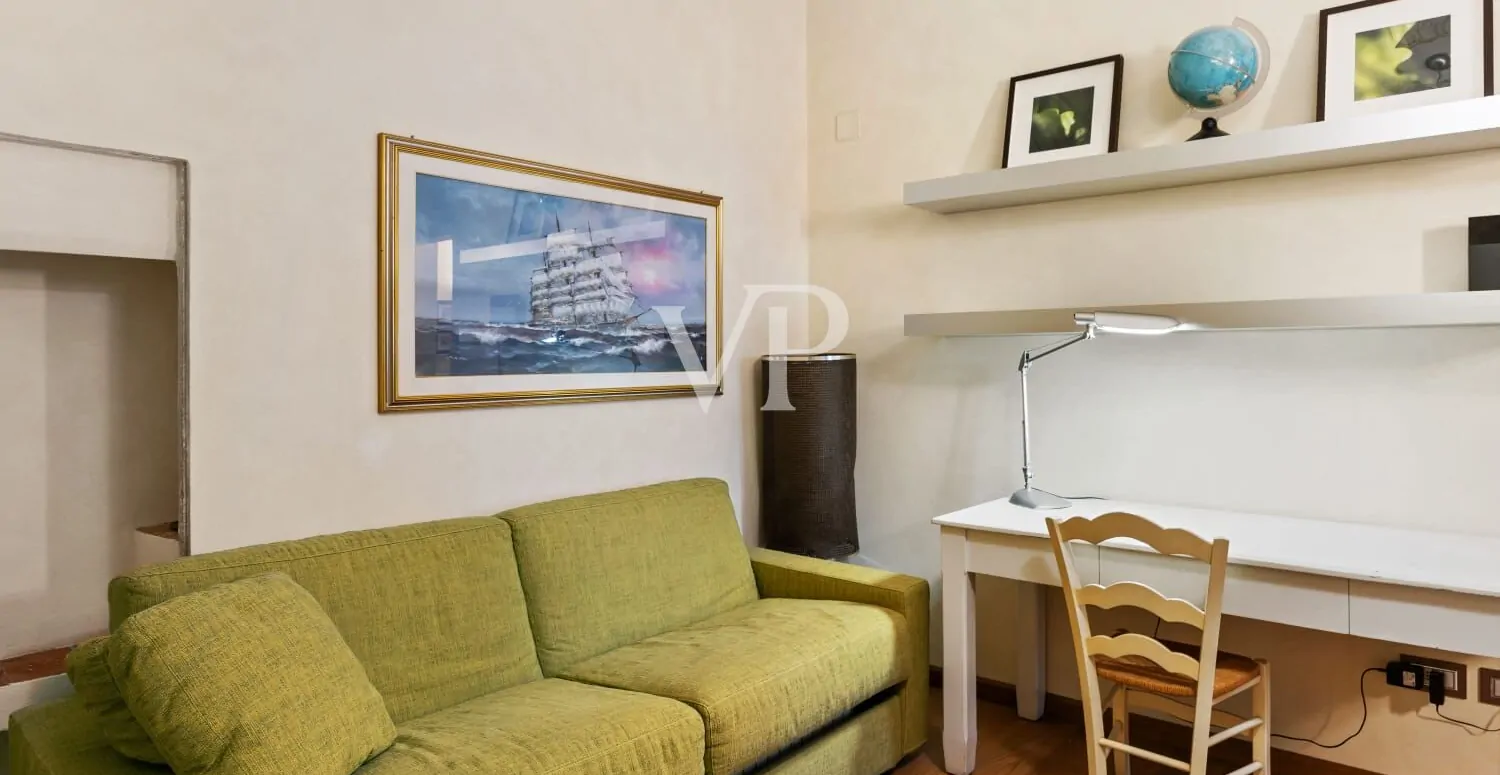 Wonderful apartment located in the prestigious setting of Piazza dei Mozzi in San Niccolò