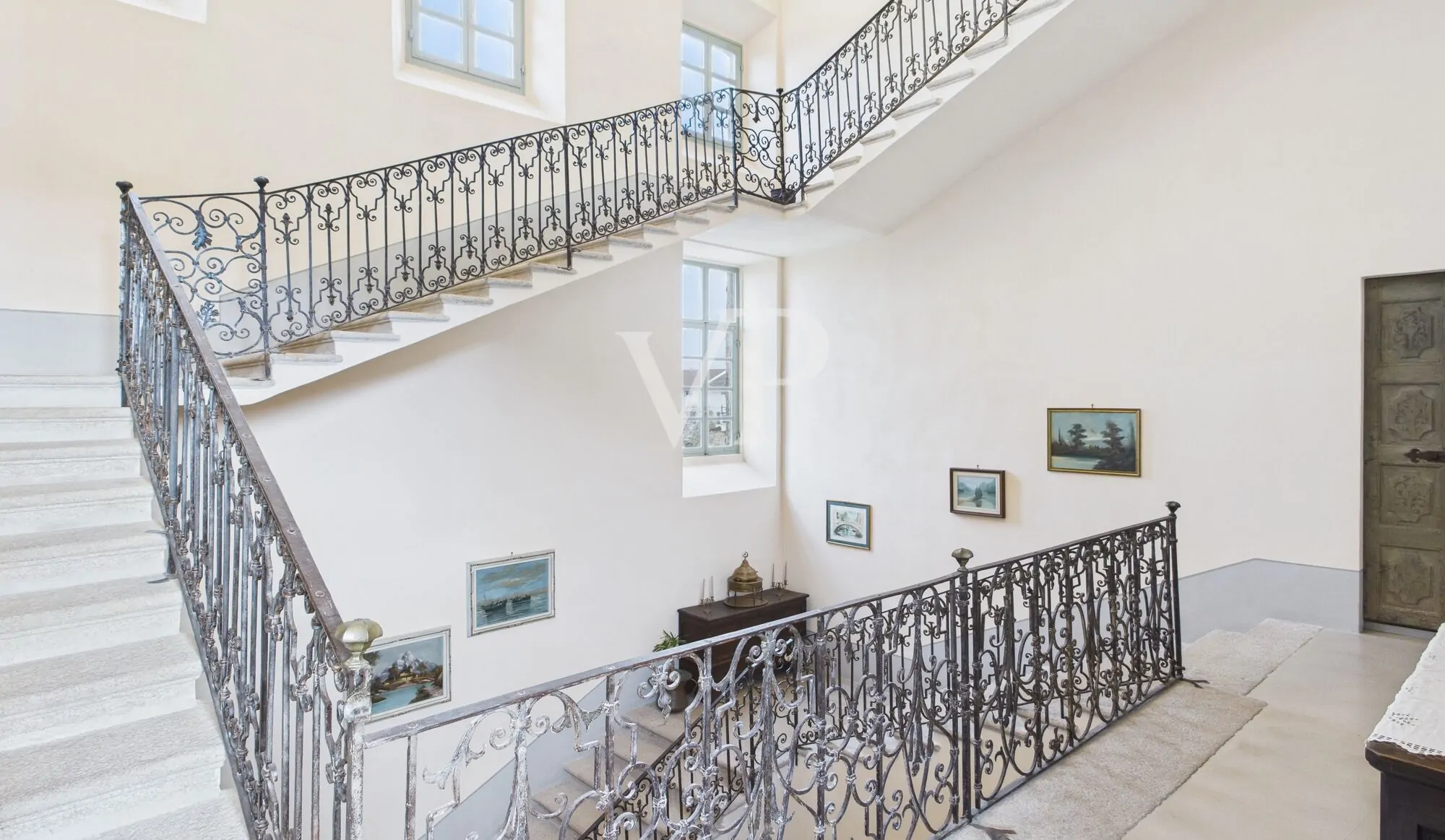 Maravilloso palacio histórico dentro de las murallas del castillo de Castellazzo Novarese