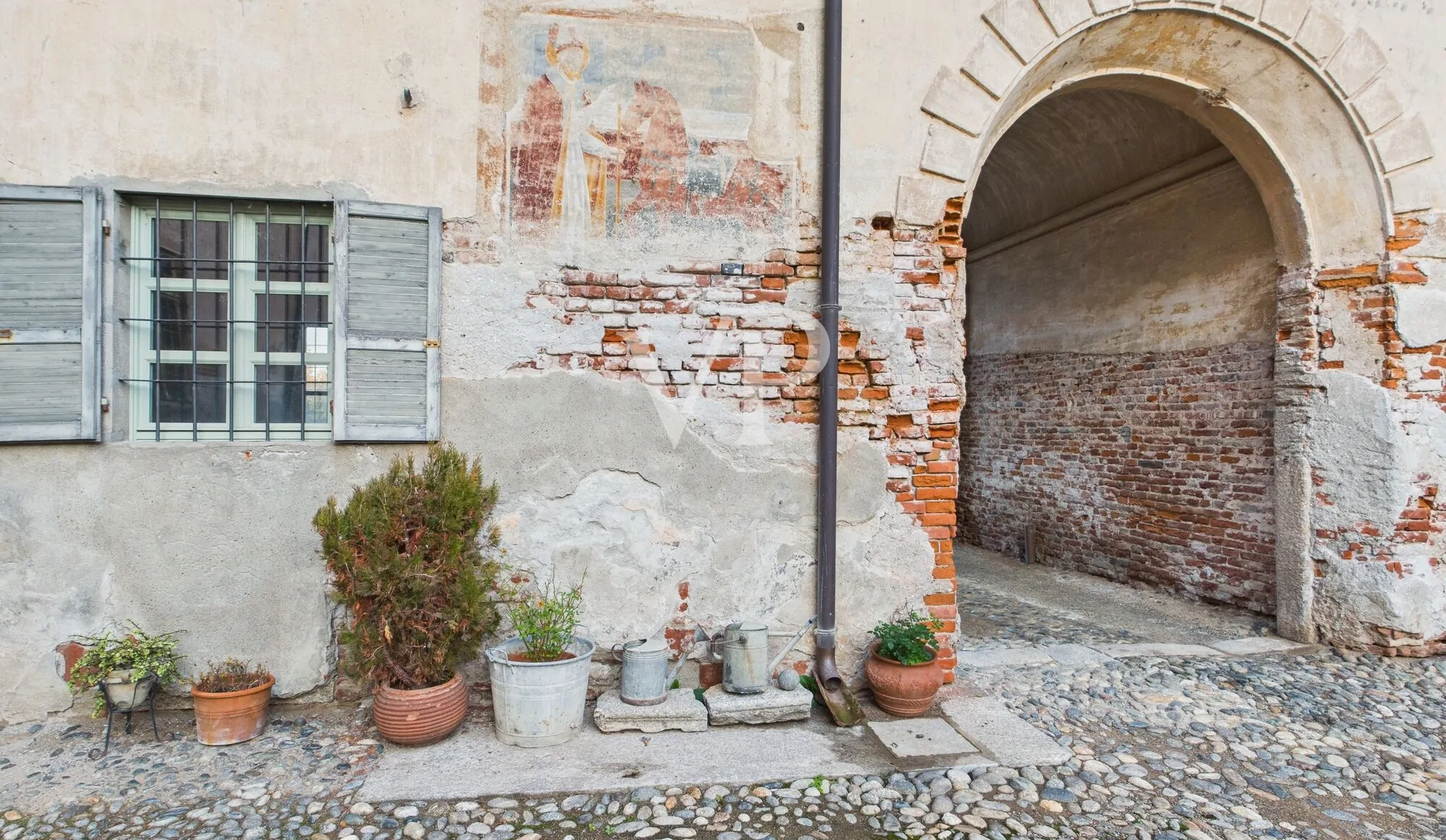Maravilloso palacio histórico dentro de las murallas del castillo de Castellazzo Novarese