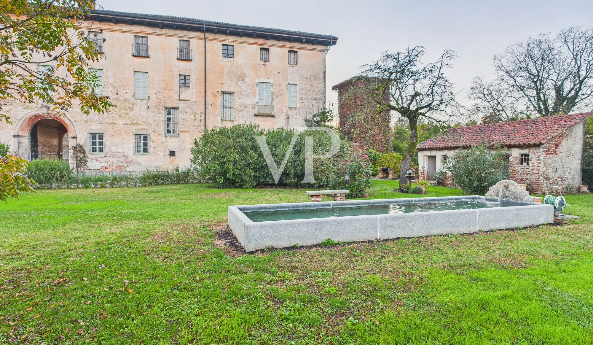 Maravilloso palacio histórico dentro de las murallas del castillo de Castellazzo Novarese