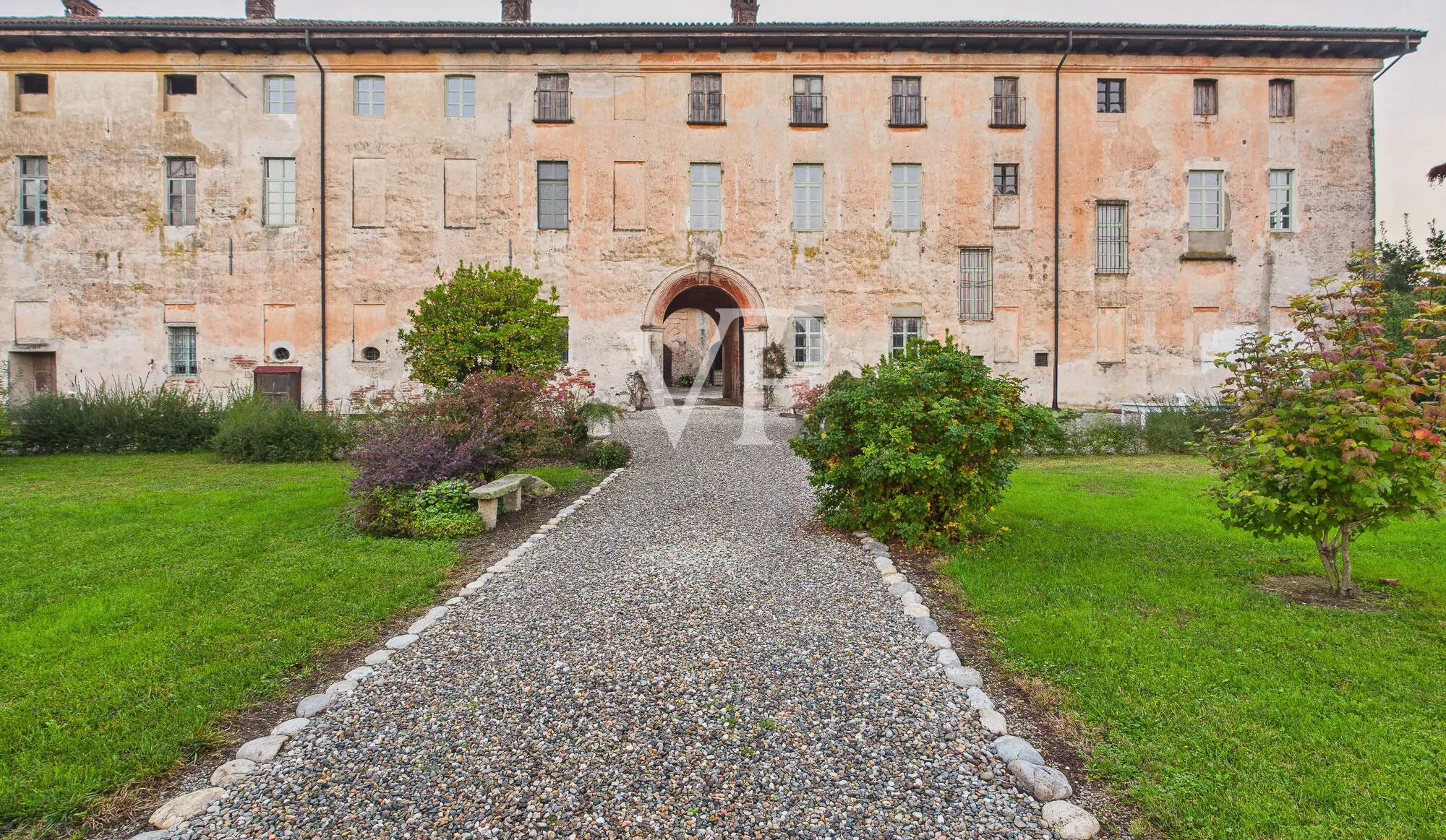 Maravilloso palacio histórico dentro de las murallas del castillo de Castellazzo Novarese