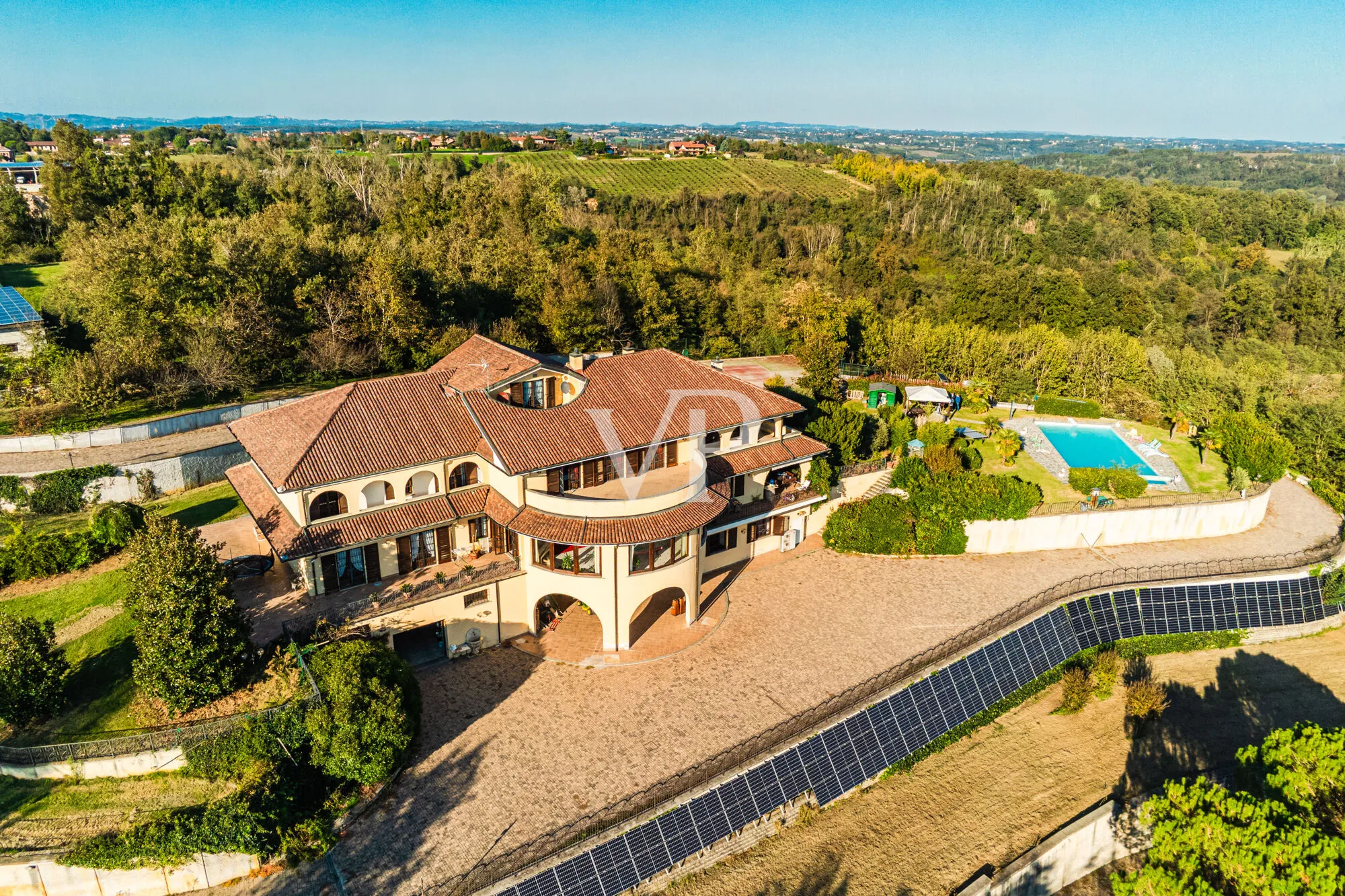Luxury villa with pool in the hills of Monferrato
