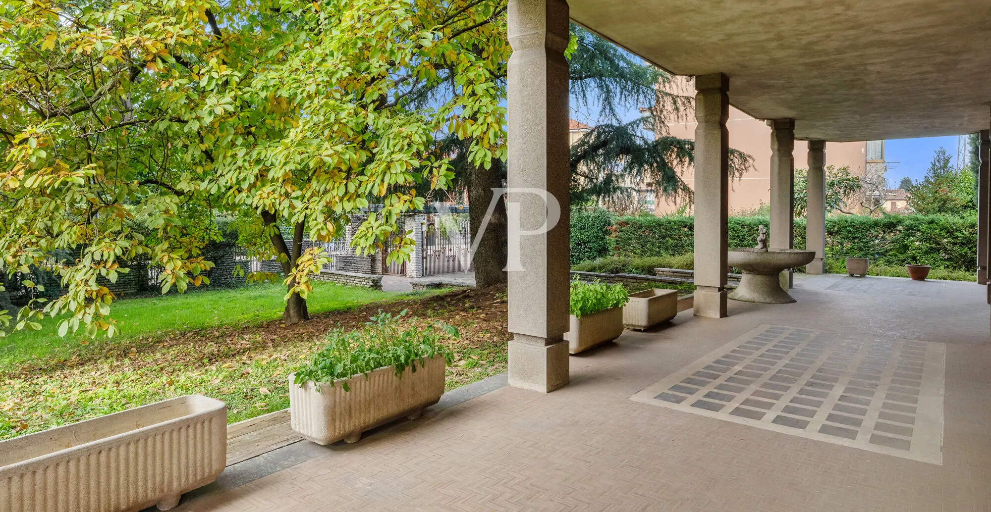 Repräsentative Mehrfamilienhausvilla auf drei Ebenen mit Garten