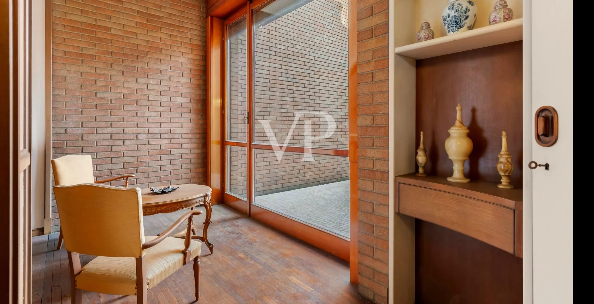 Repräsentative Mehrfamilienhausvilla auf drei Ebenen mit Garten