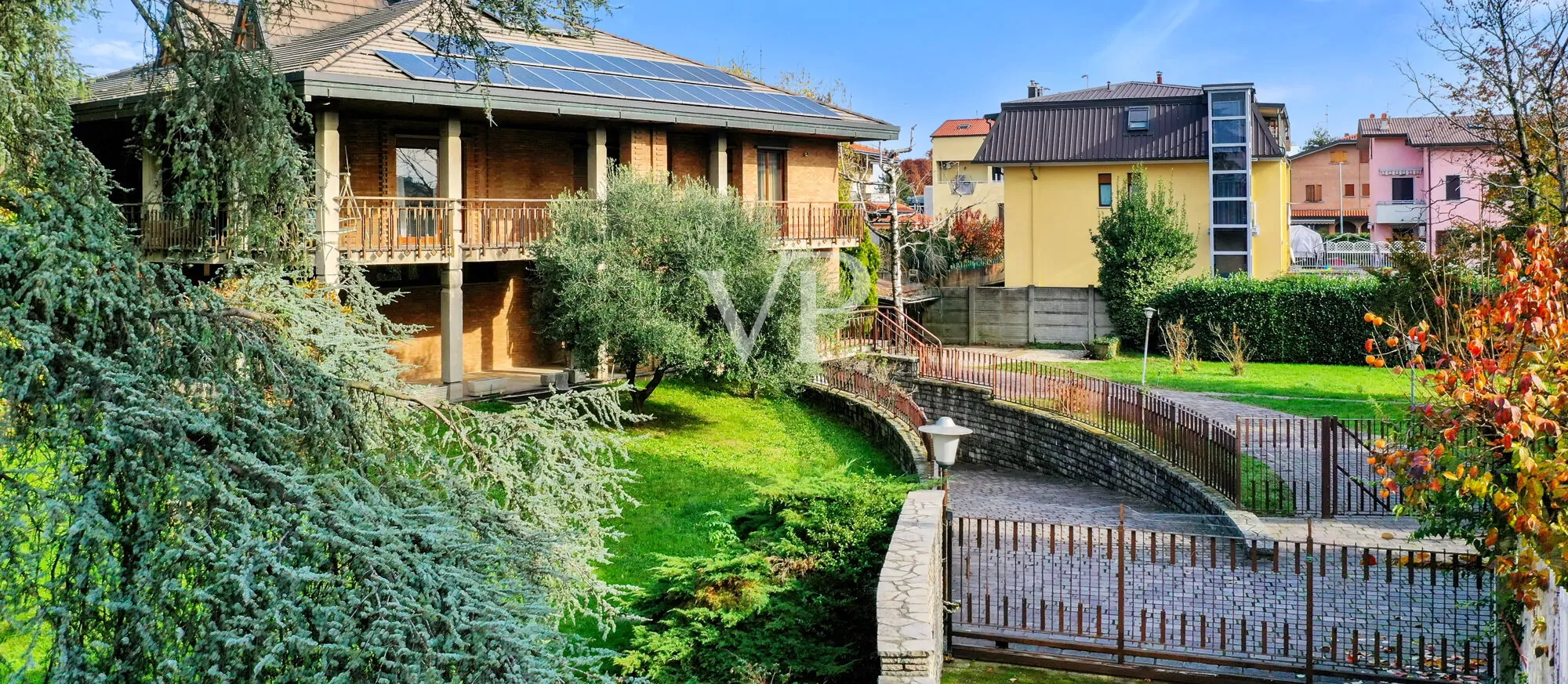 Repräsentative Mehrfamilienhausvilla auf drei Ebenen mit Garten