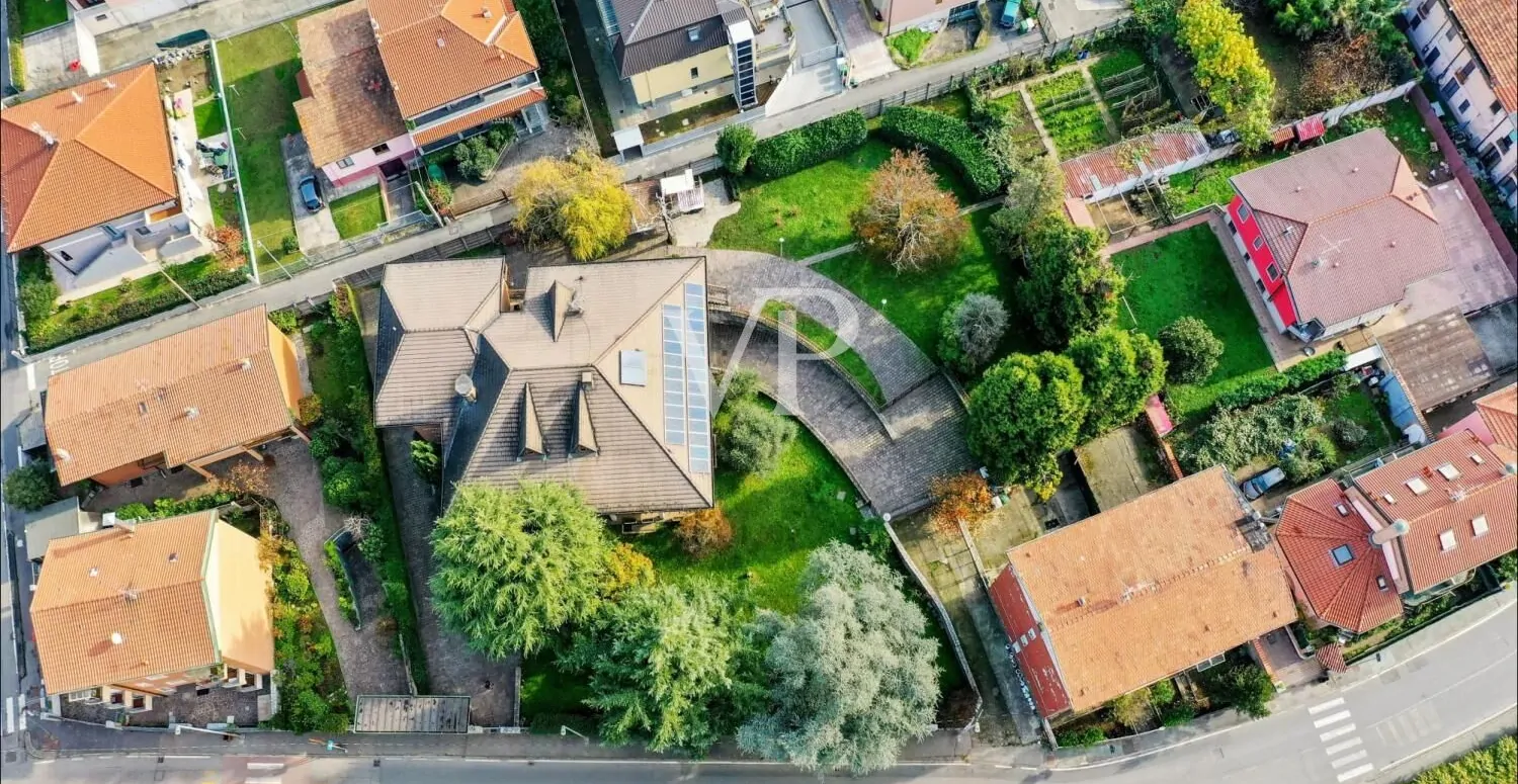 Repräsentative Mehrfamilienhausvilla auf drei Ebenen mit Garten