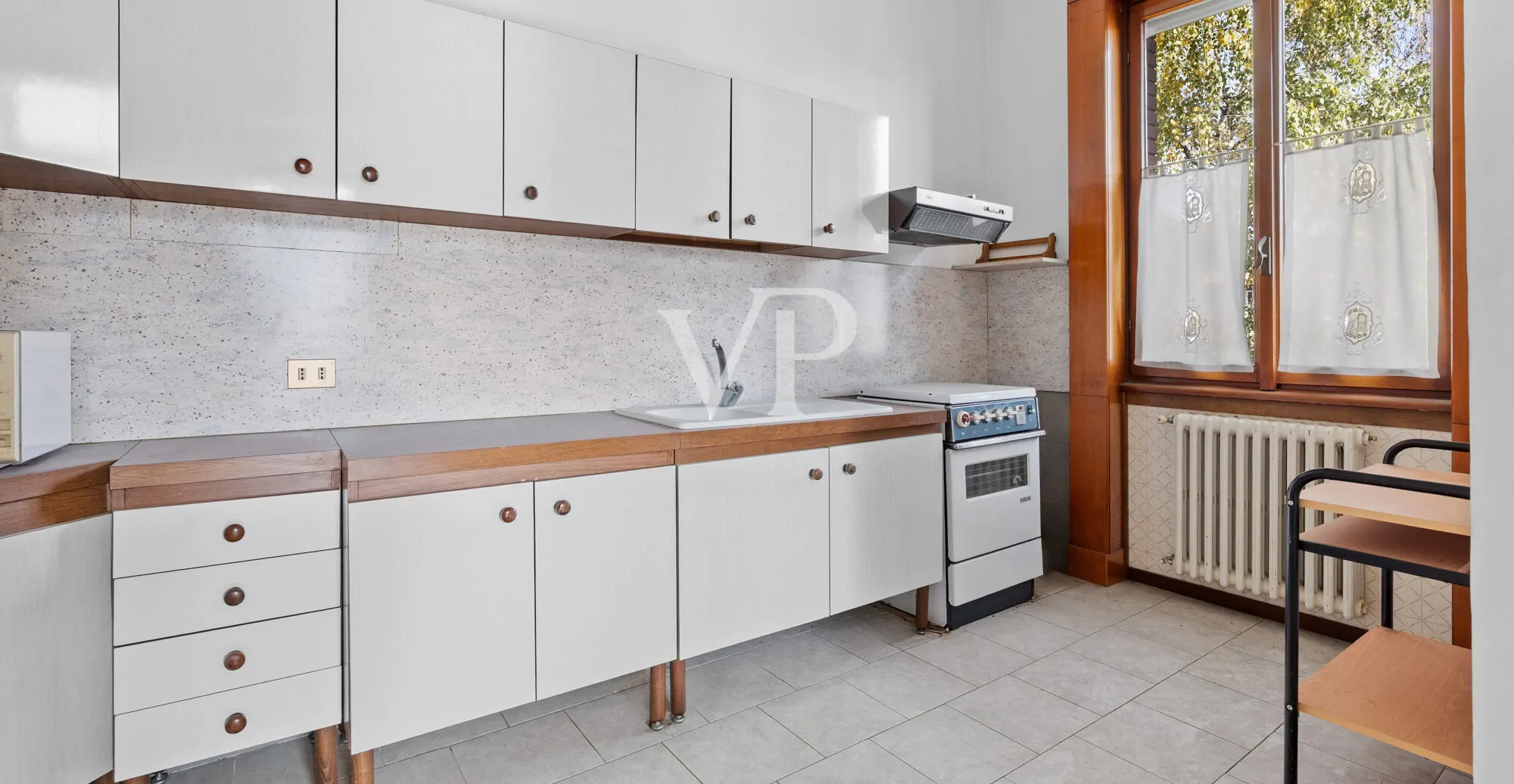 Repräsentative Mehrfamilienhausvilla auf drei Ebenen mit Garten