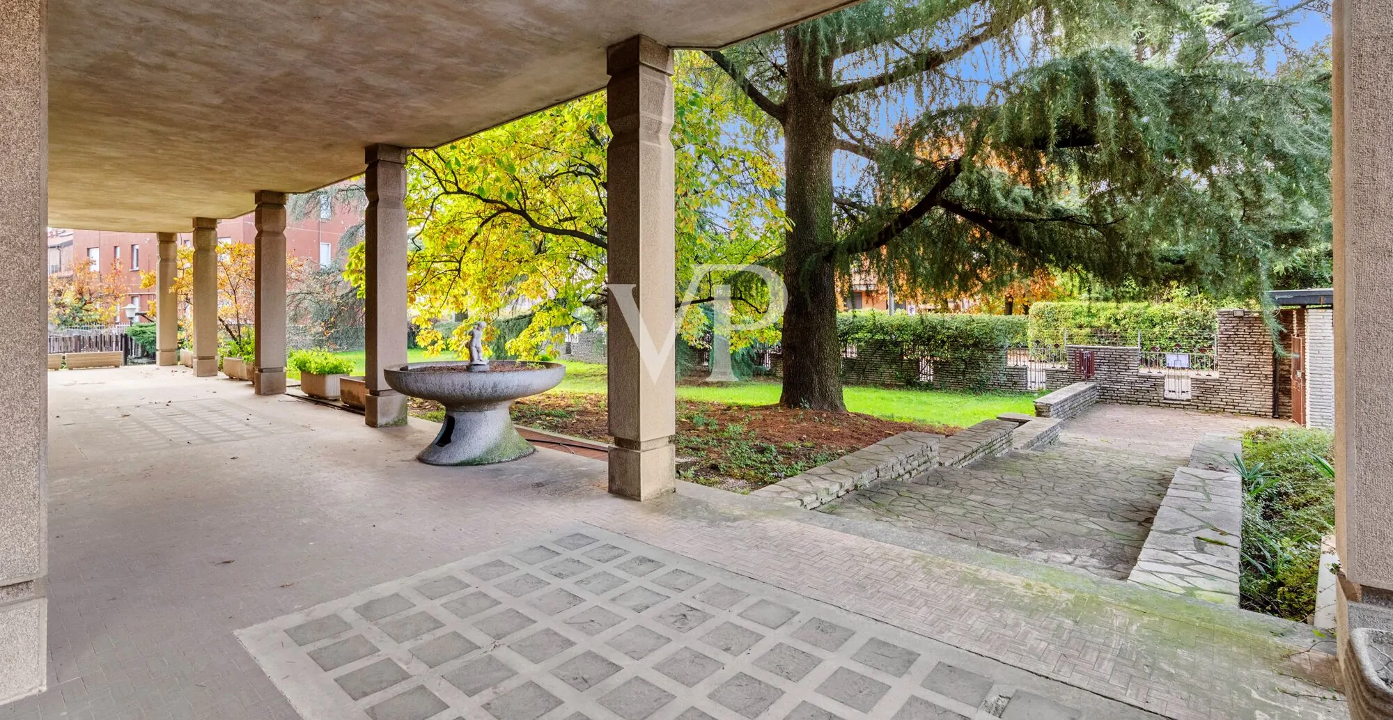 Repräsentative Mehrfamilienhausvilla auf drei Ebenen mit Garten