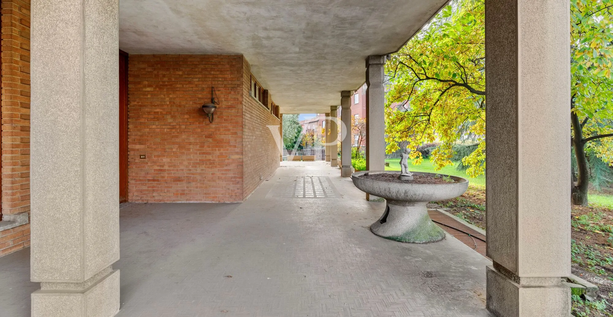 Repräsentative Mehrfamilienhausvilla auf drei Ebenen mit Garten