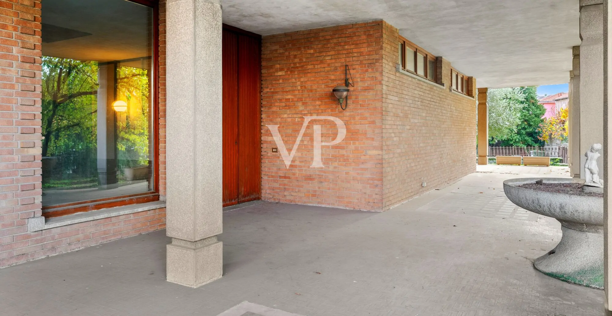 Repräsentative Mehrfamilienhausvilla auf drei Ebenen mit Garten