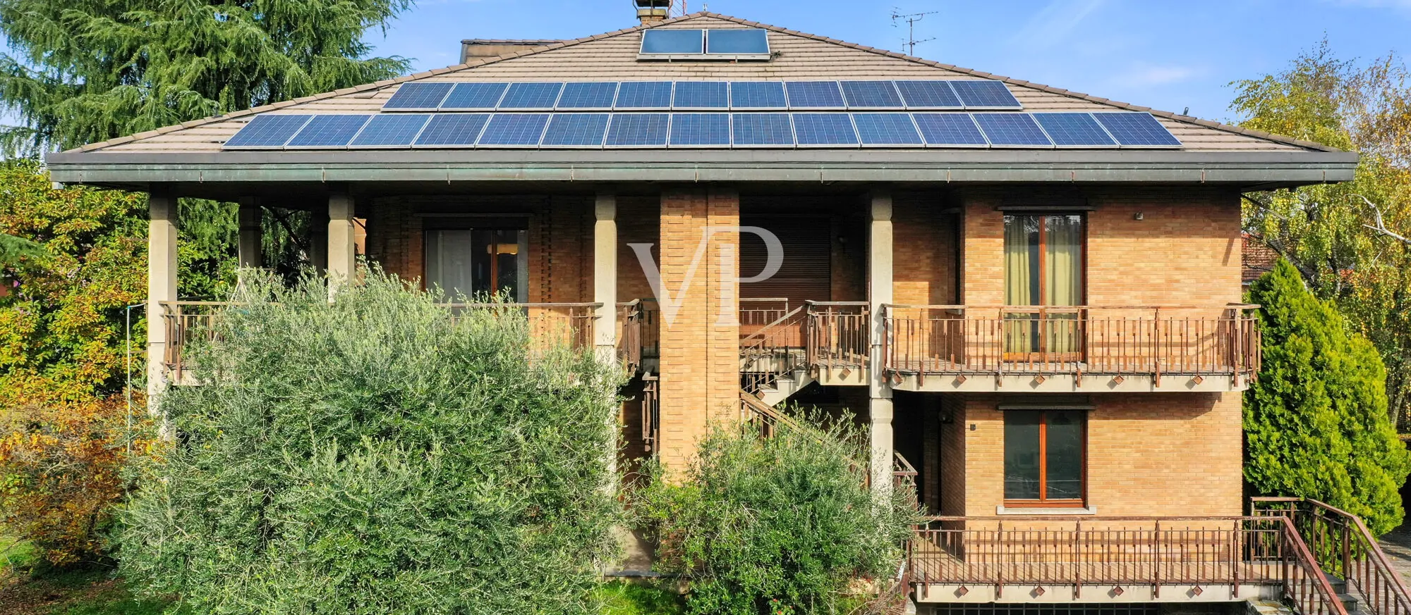 Repräsentative Mehrfamilienhausvilla auf drei Ebenen mit Garten