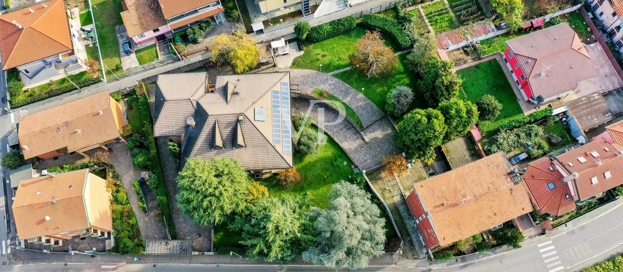 Repräsentative Mehrfamilienhausvilla auf drei Ebenen mit Garten