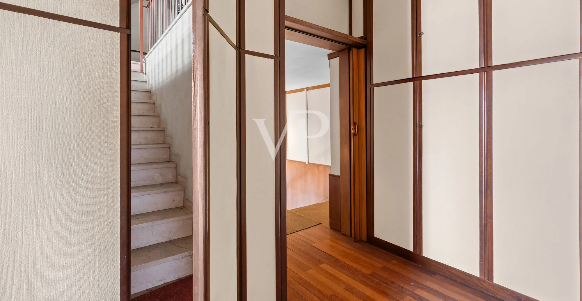 Repräsentative Mehrfamilienhausvilla auf drei Ebenen mit Garten